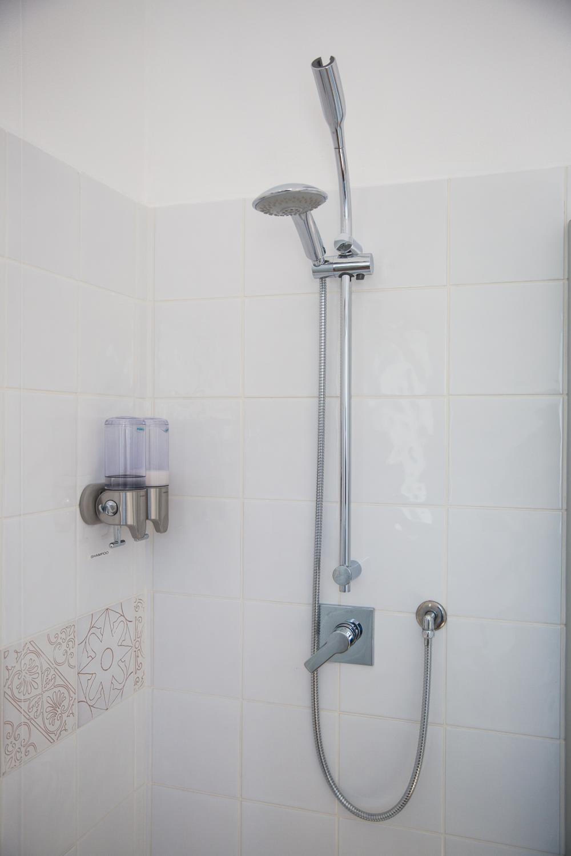 Family Room with Private Bathroom - Photo 4