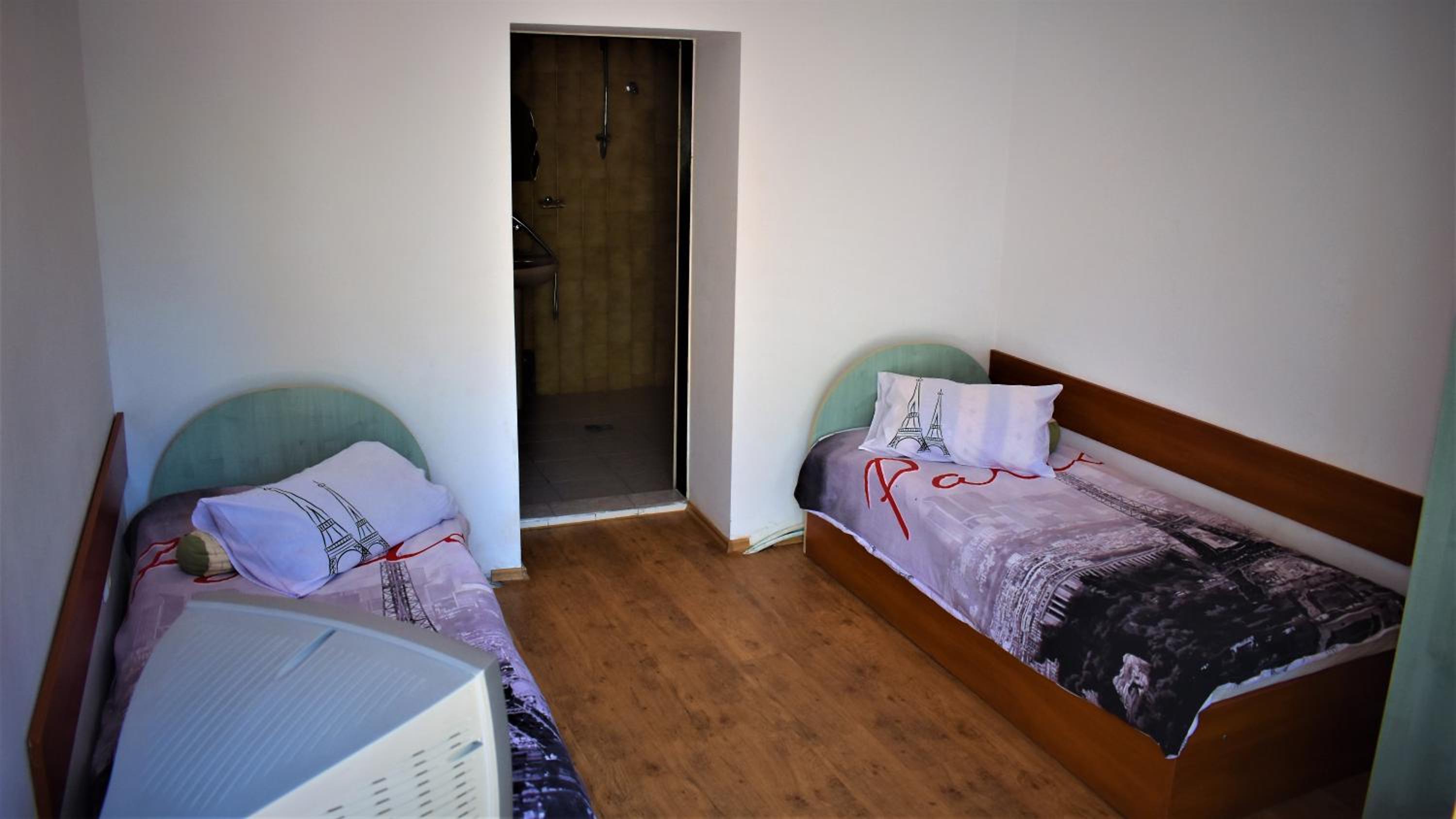 Twin Room with Private Bathroom photo 2