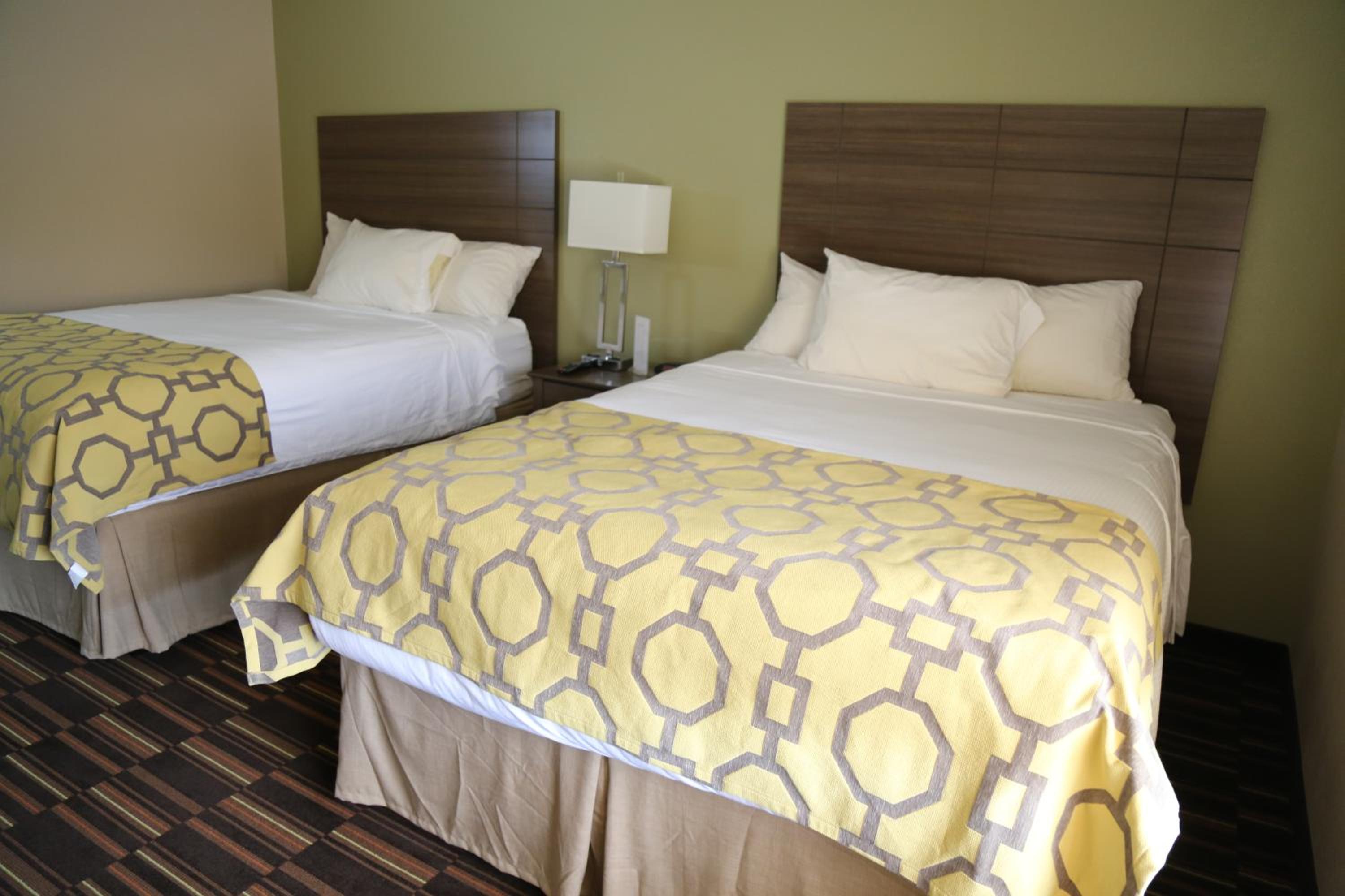Queen Room with Two Queen Beds - Non-Smoking - Photo 2