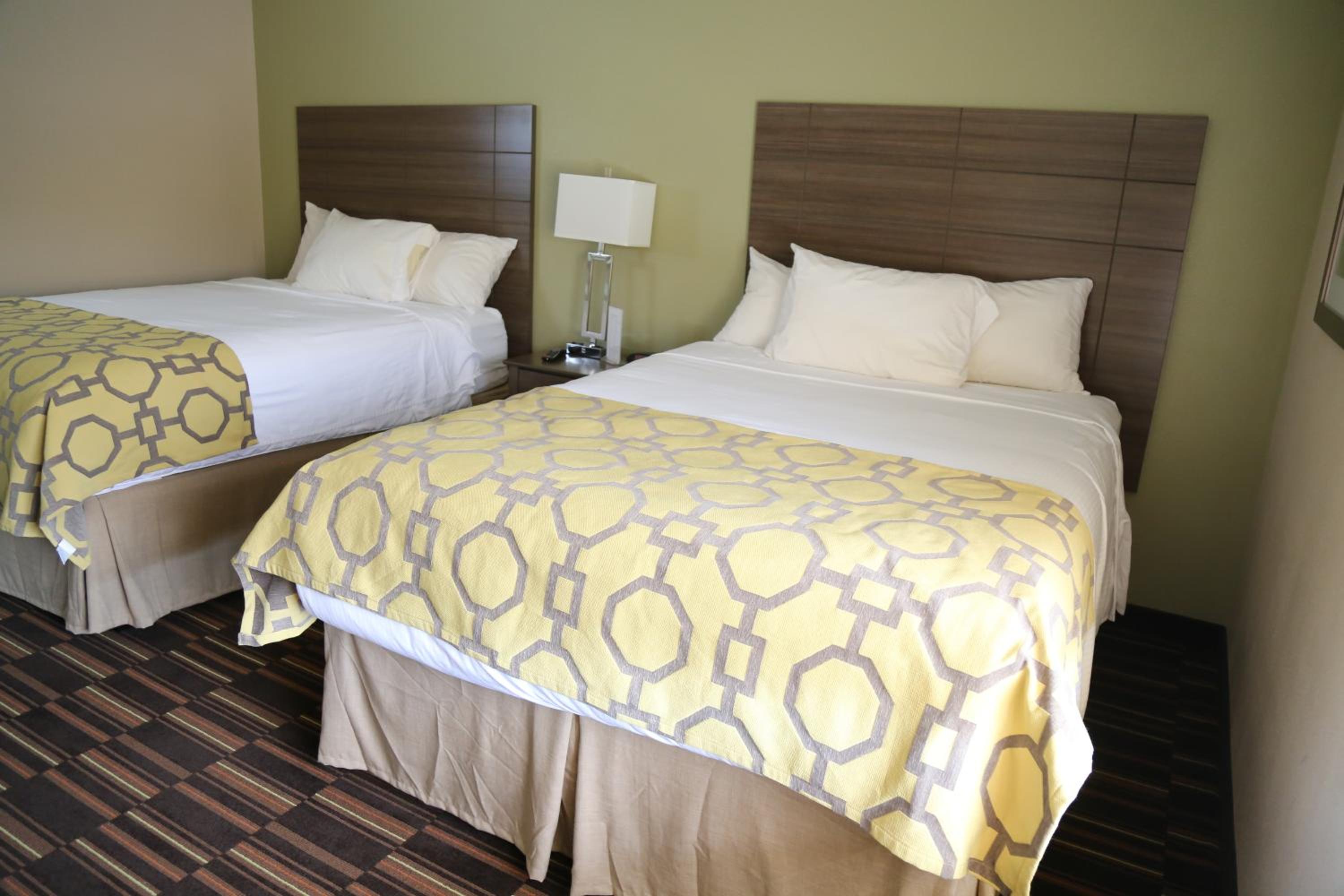Queen Room with Two Queen Beds - Non-Smoking - Photo 11
