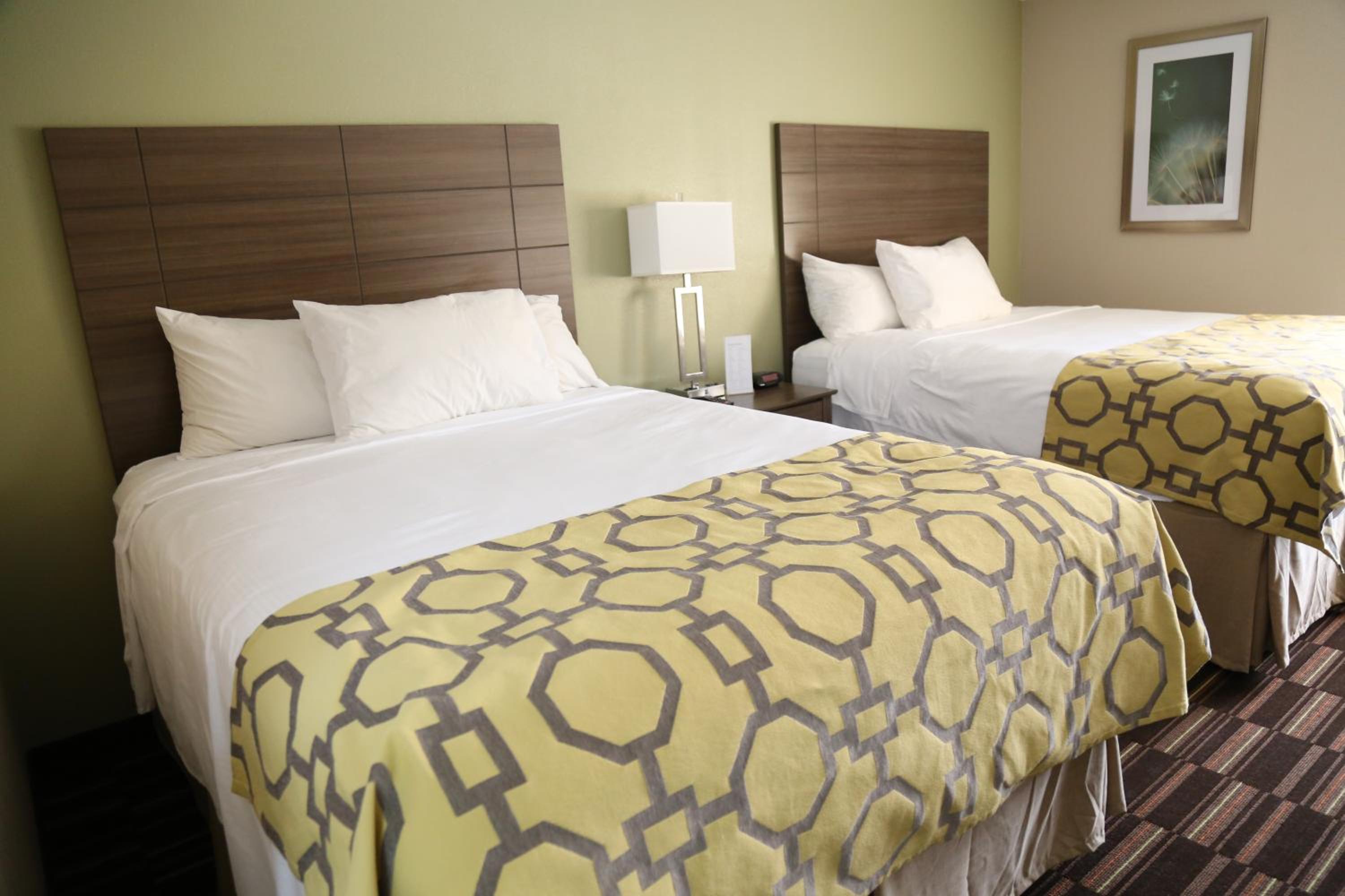 Queen Room with Two Queen Beds - Non-Smoking - Photo 10