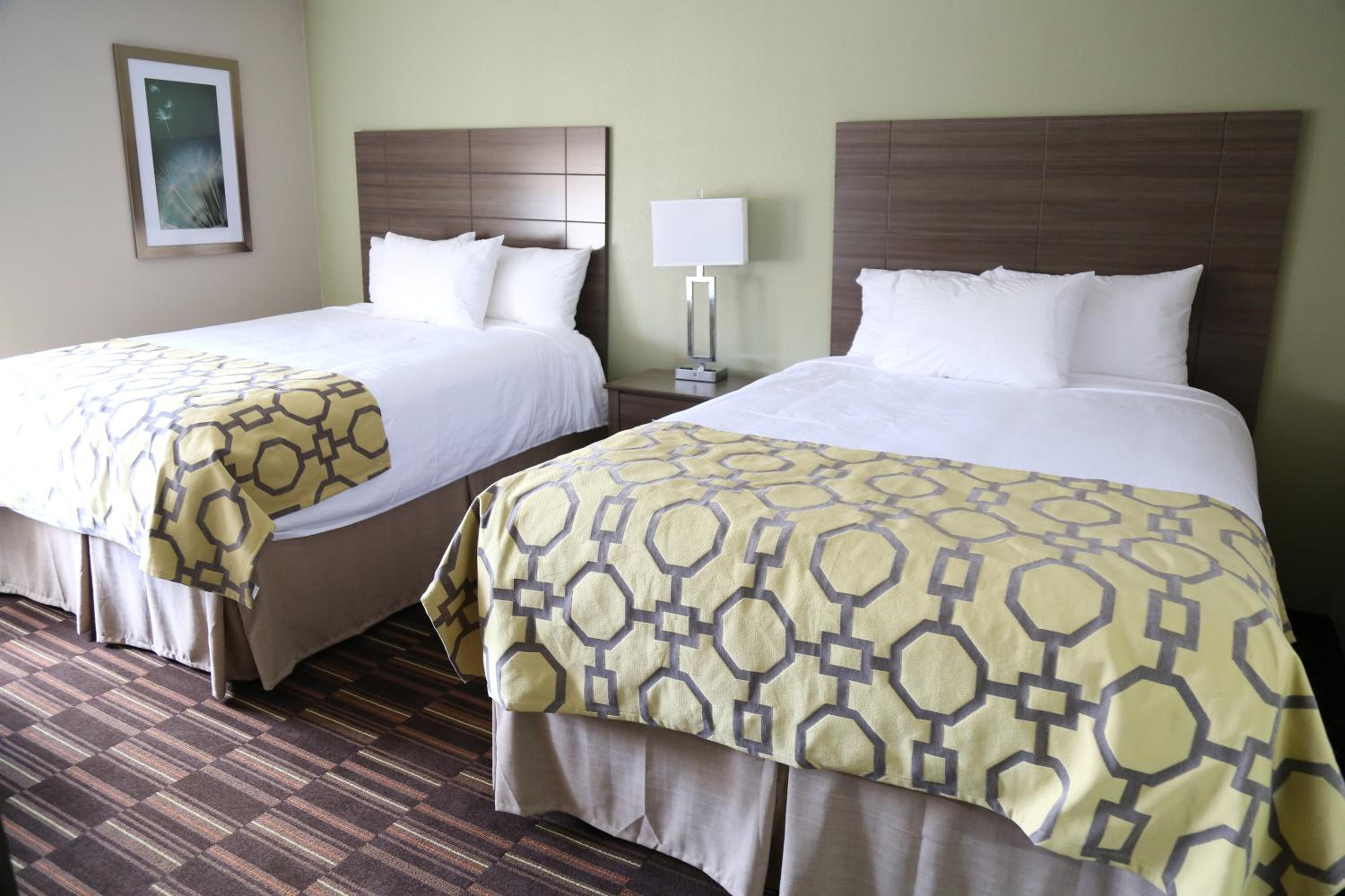 Queen Room with Two Queen Beds - Non-Smoking - Photo 9