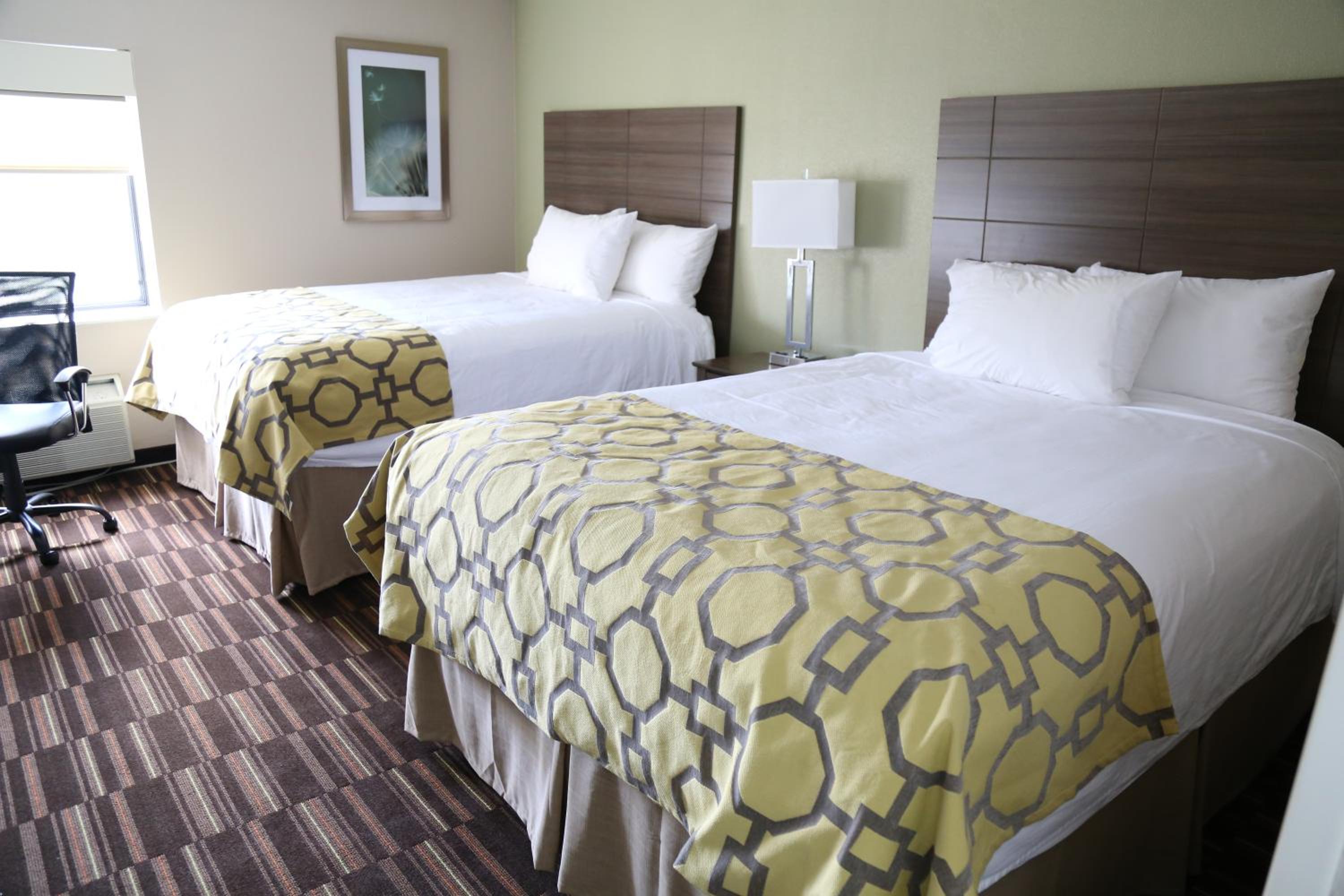 Queen Room with Two Queen Beds - Non-Smoking - Photo 8