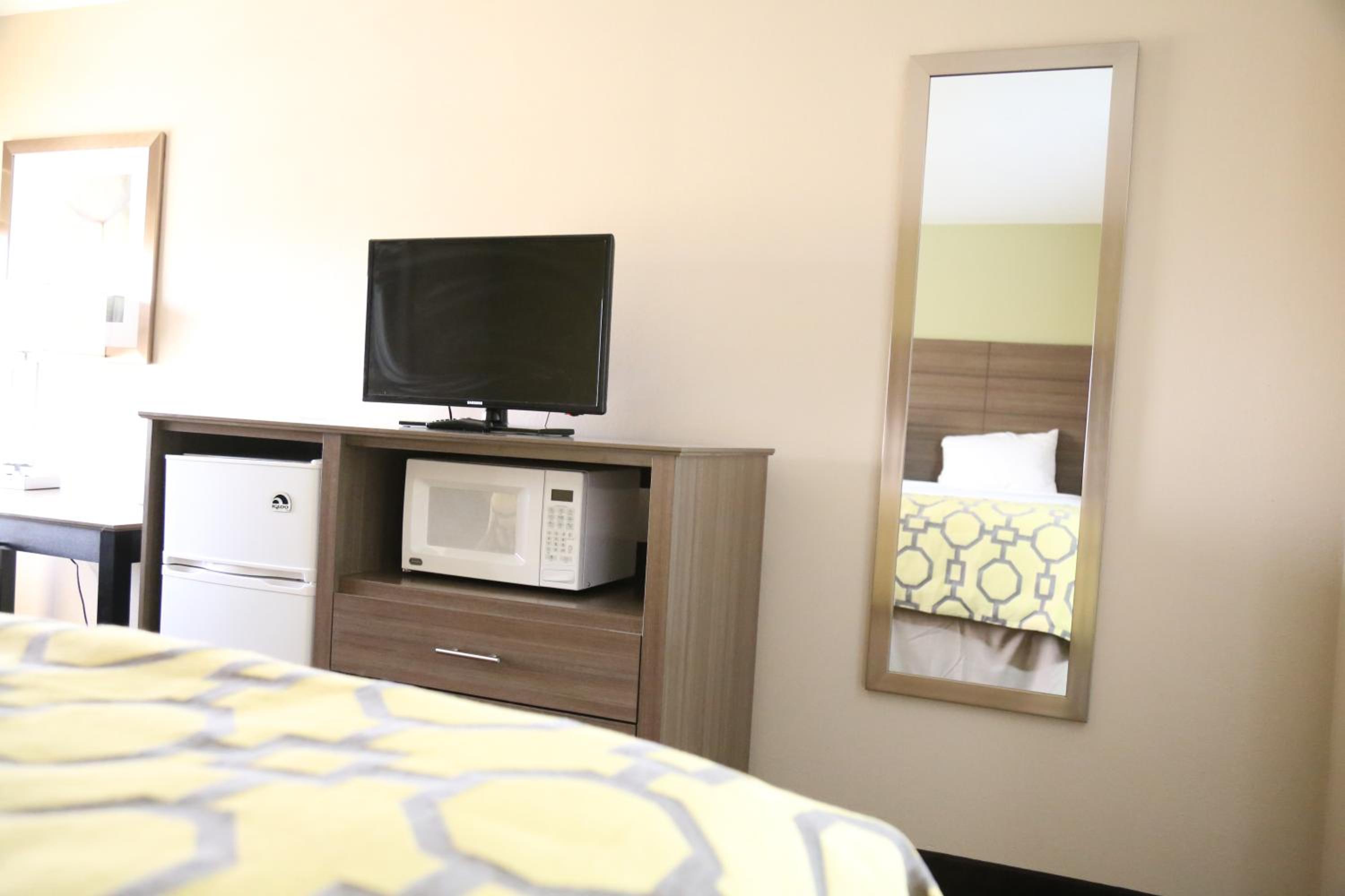 King Room - Non-Smoking - Photo 5