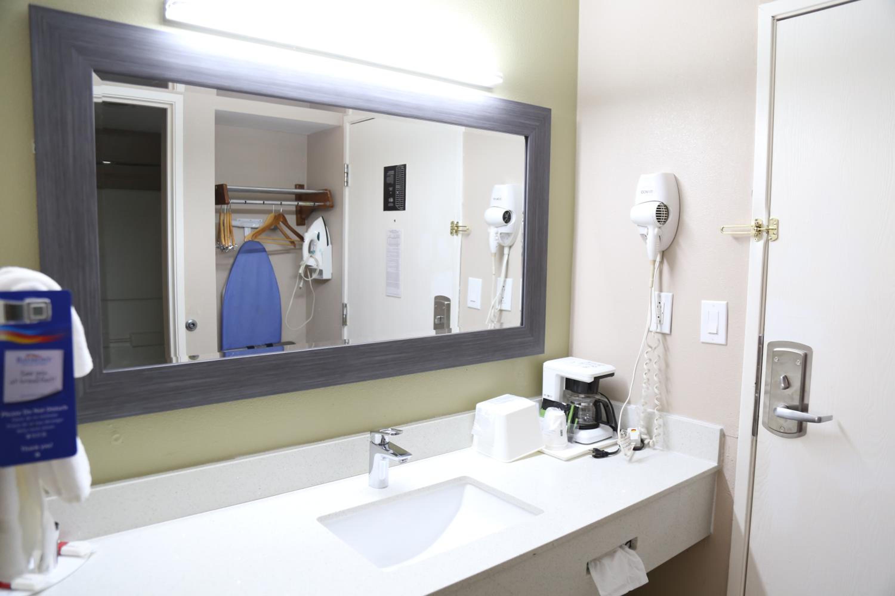 King Room - Non-Smoking - Photo 11