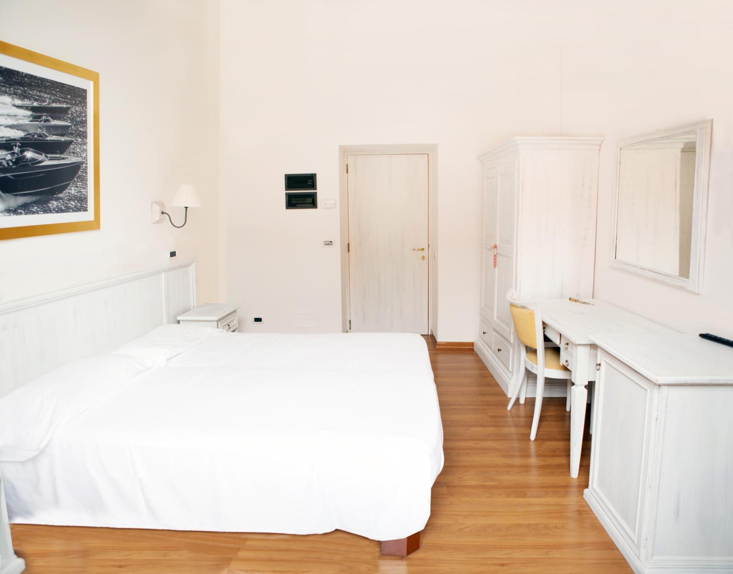 Superior Double Room with Lake View - Photo 2