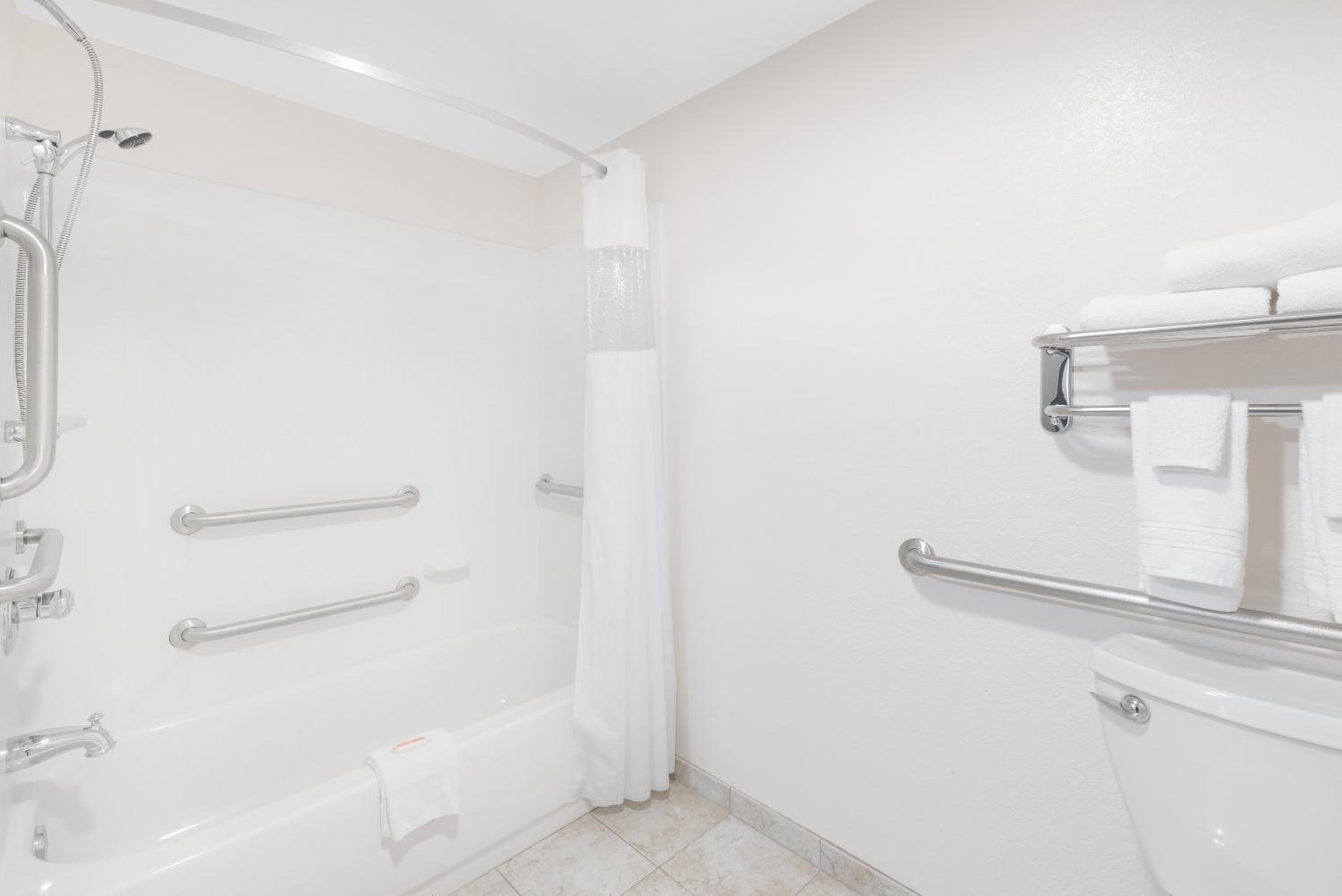 Queen Room with Bath Tub - Mobility Accessible/Non-Smoking - Photo 4
