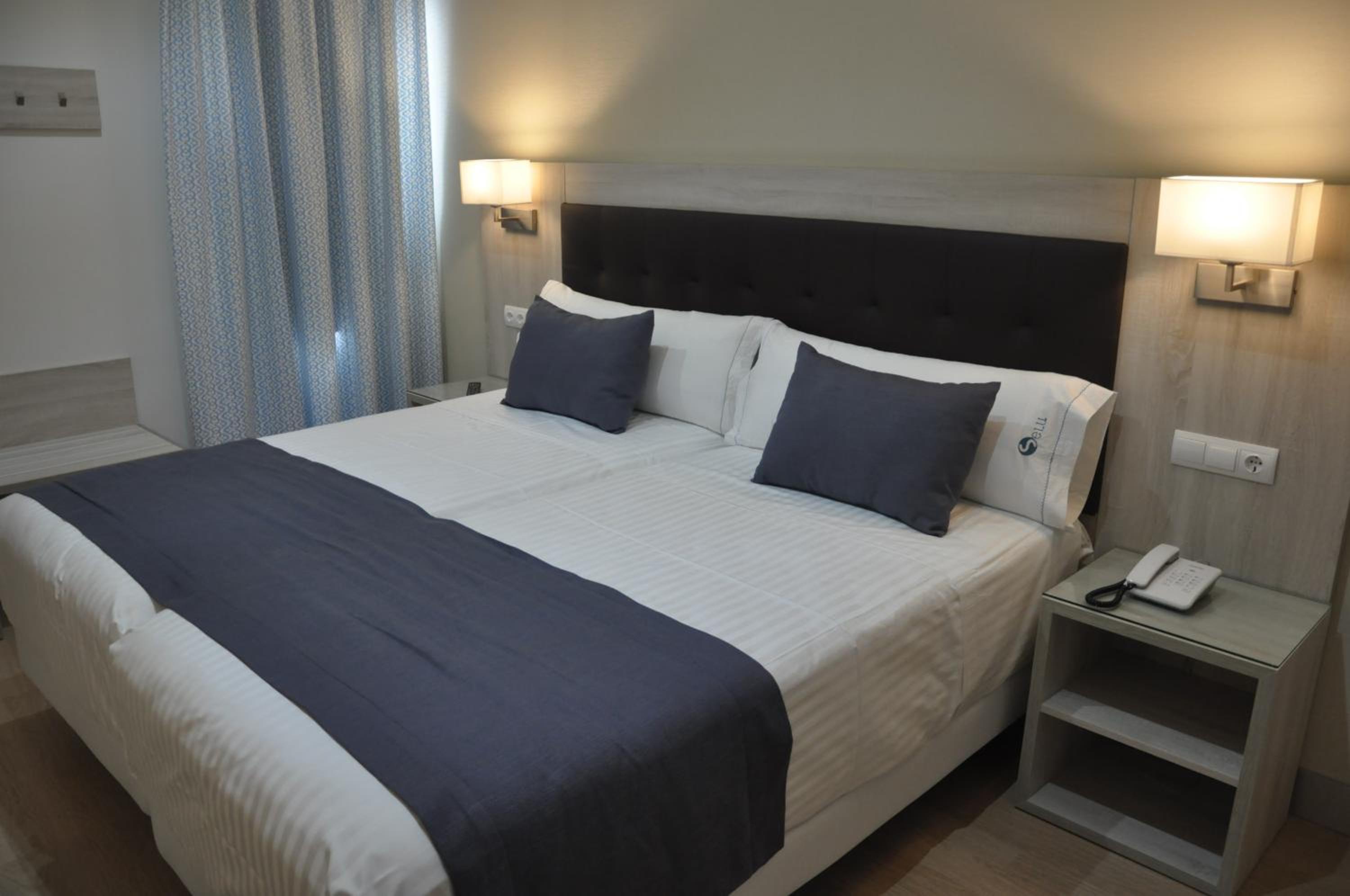 Standard Twin Room - Photo 10