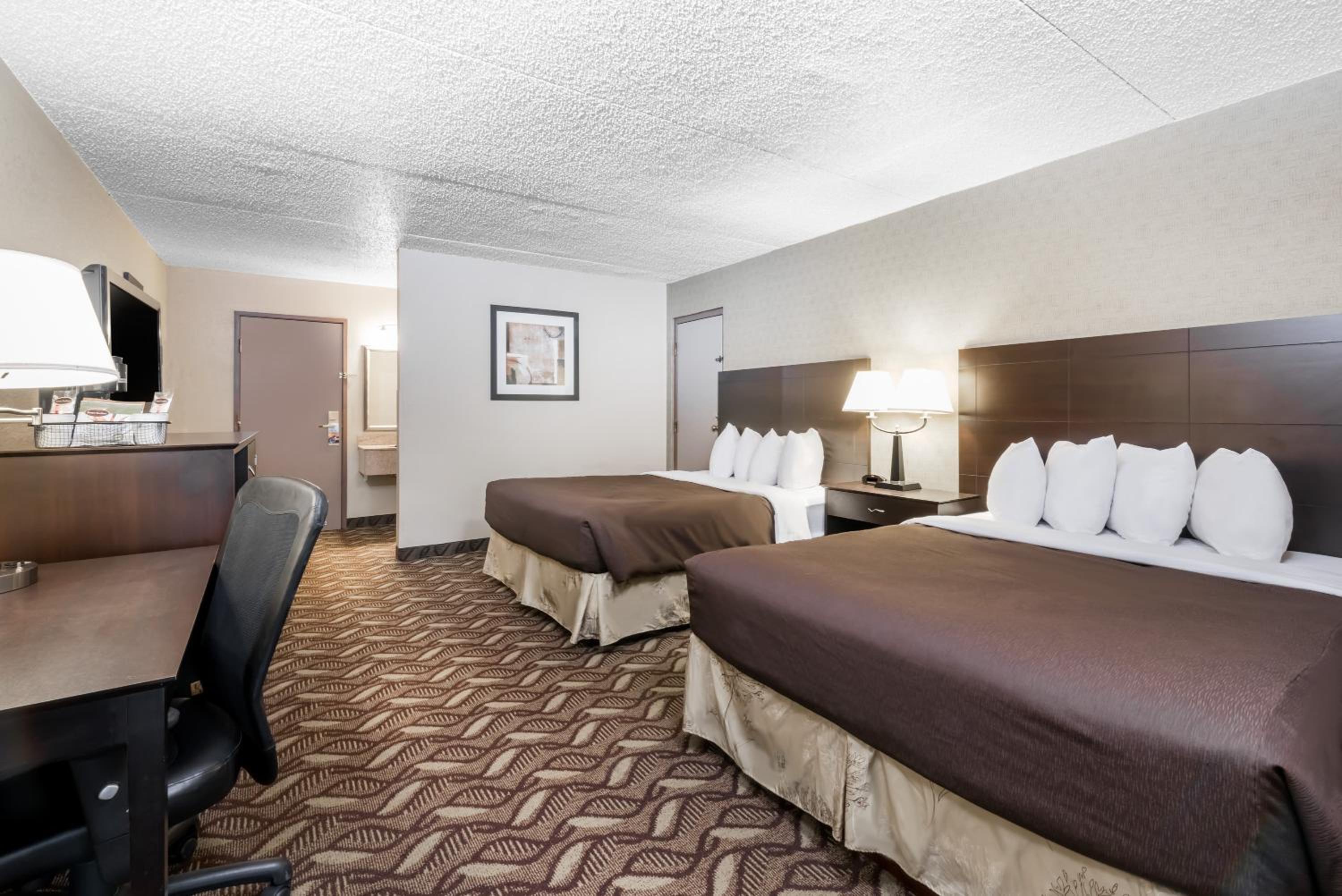 Queen Room with Two Queen Beds - Non-Smoking - Photo 2