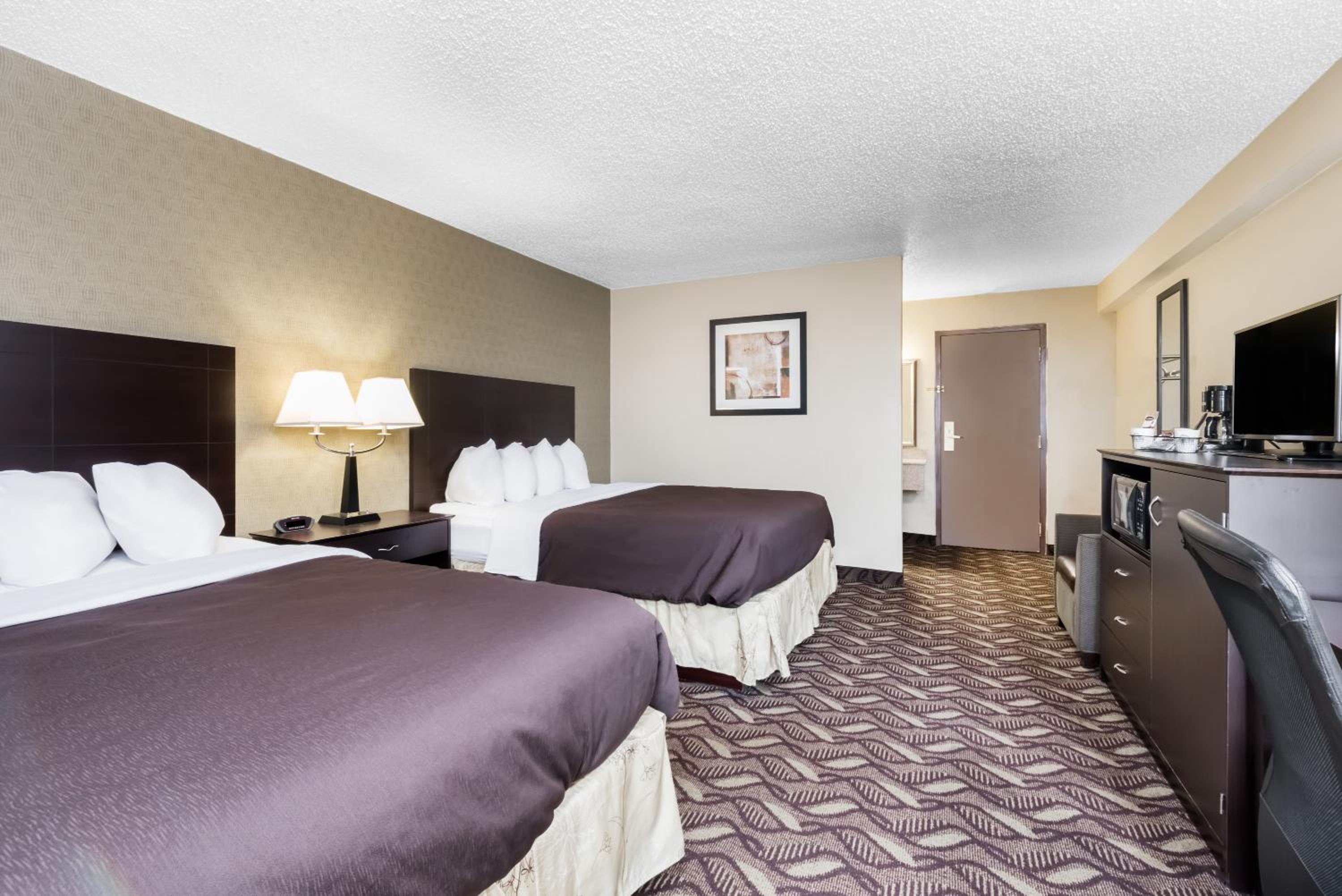 Queen Room with Two Queen Beds - Non-Smoking - Photo 6