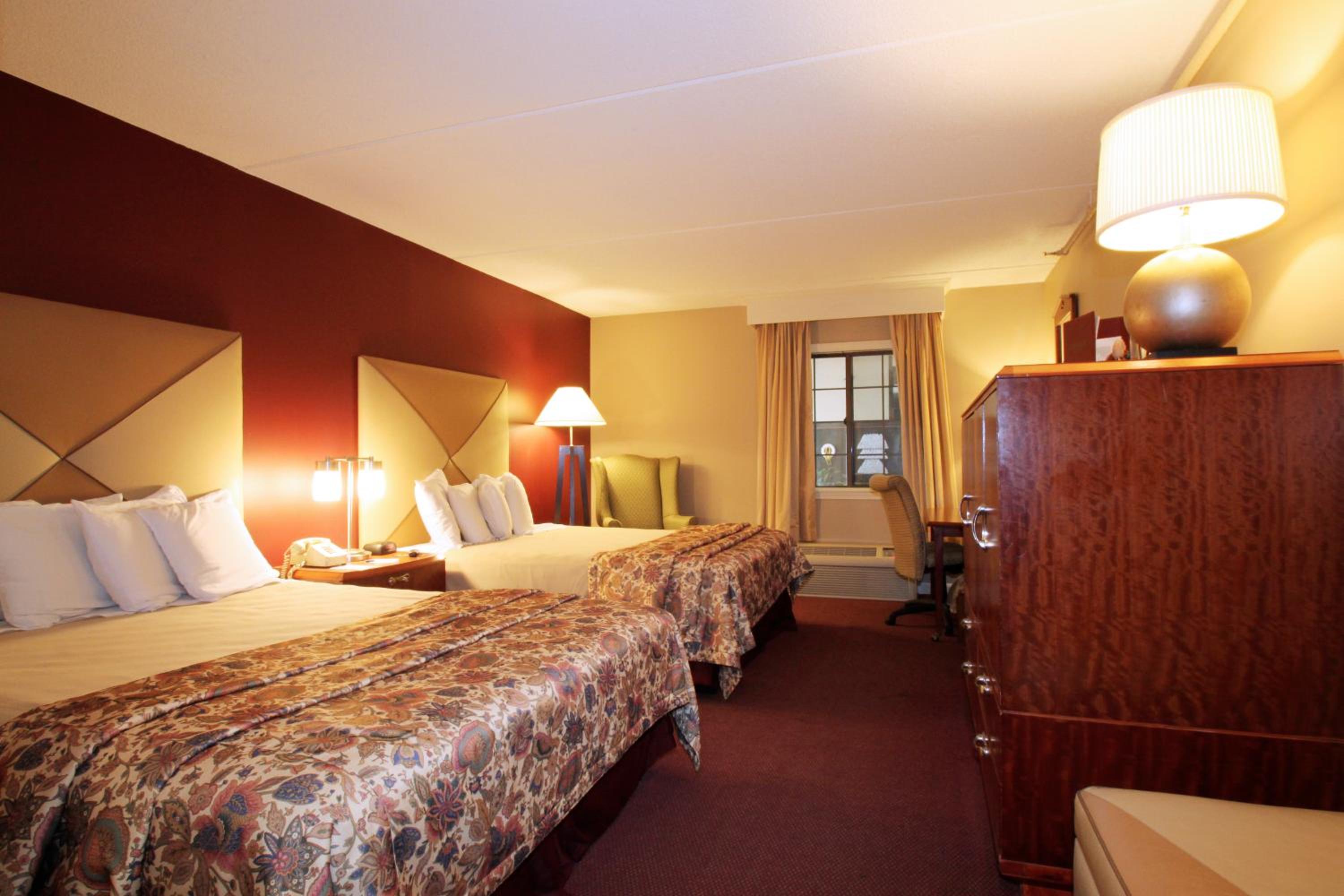 Queen Room with Two Queen Beds - Photo 7