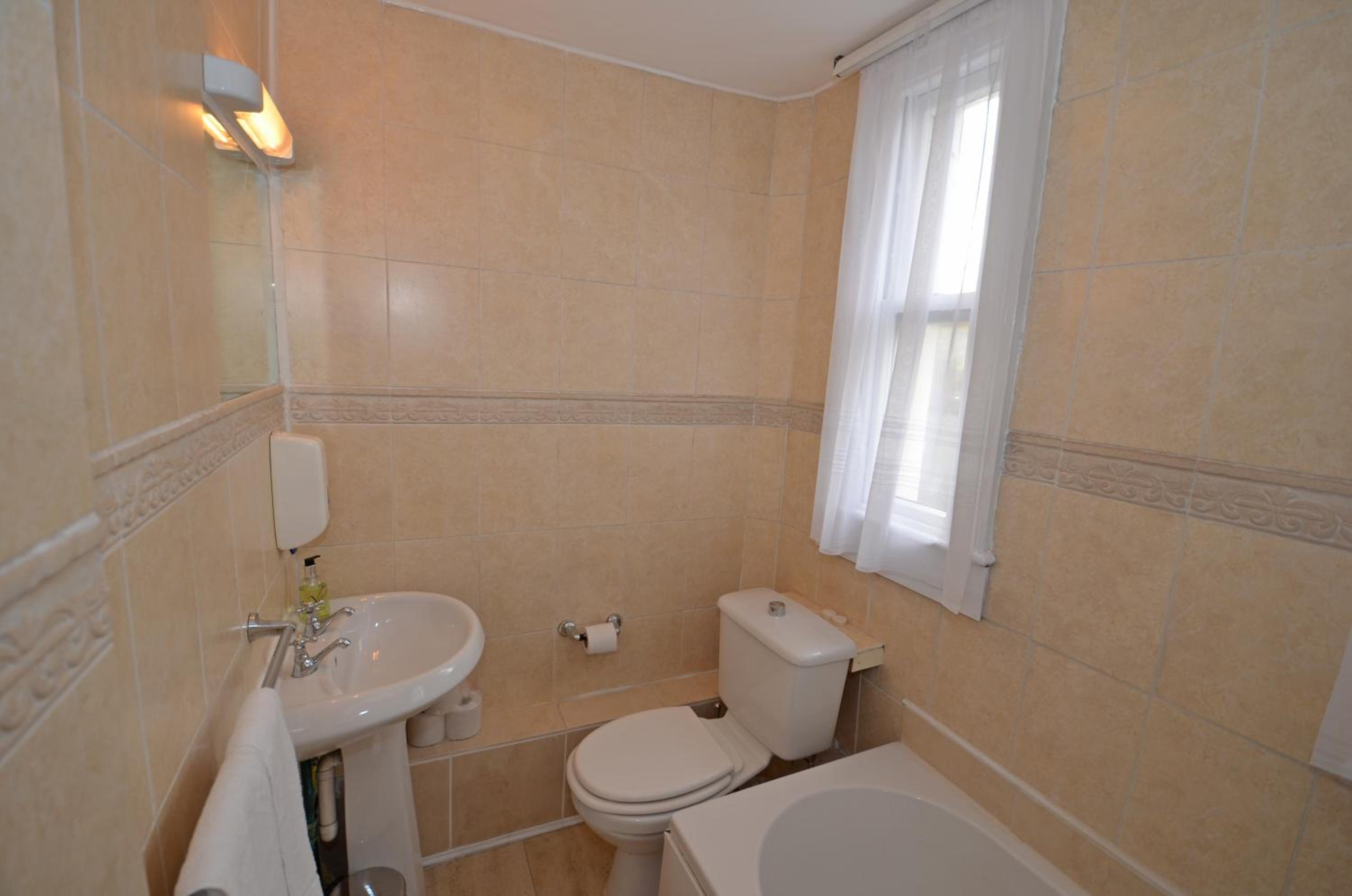 Twin Room with Private Bathroom photo 2