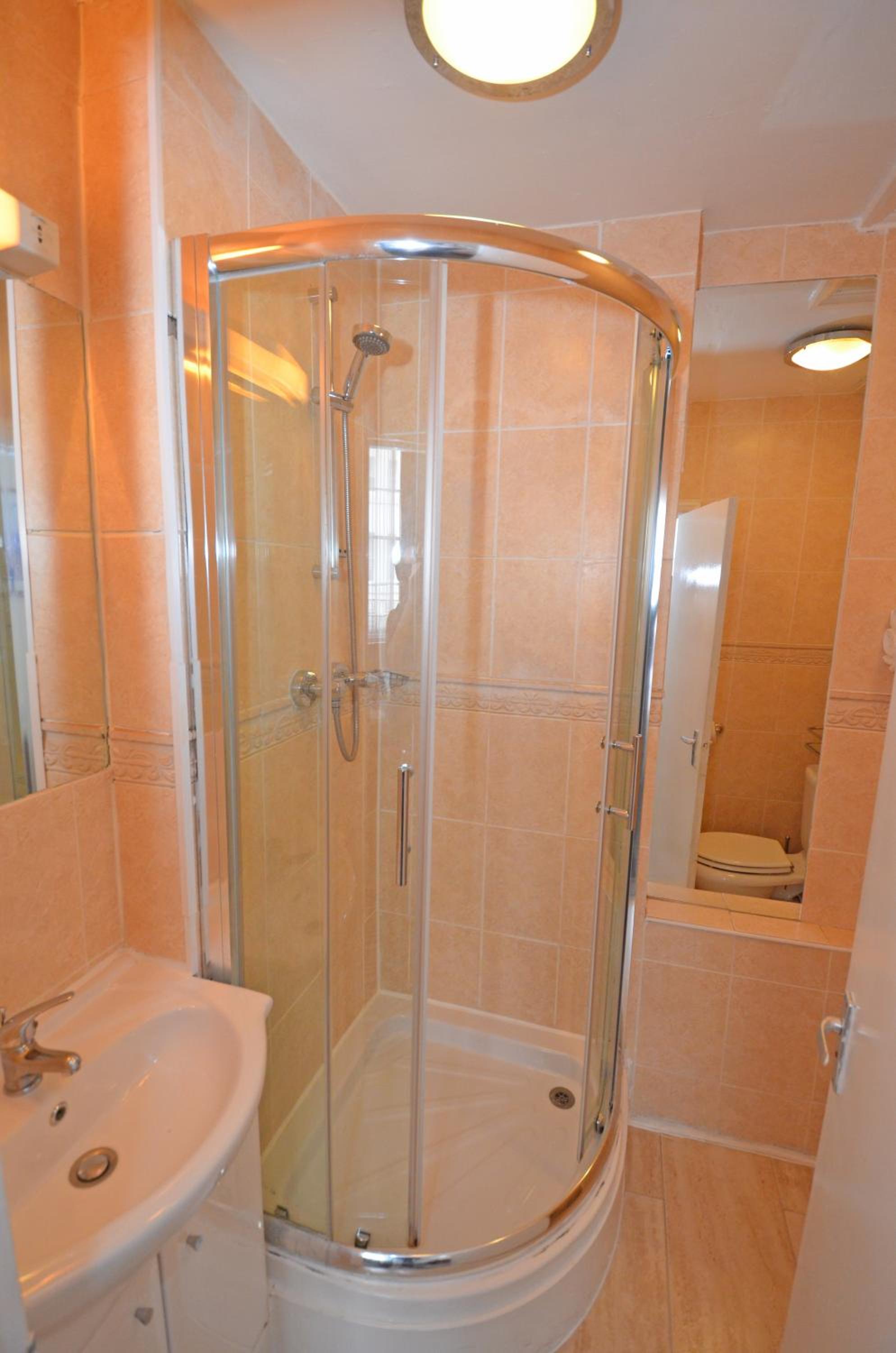 Twin Room with Private Bathroom photo 3