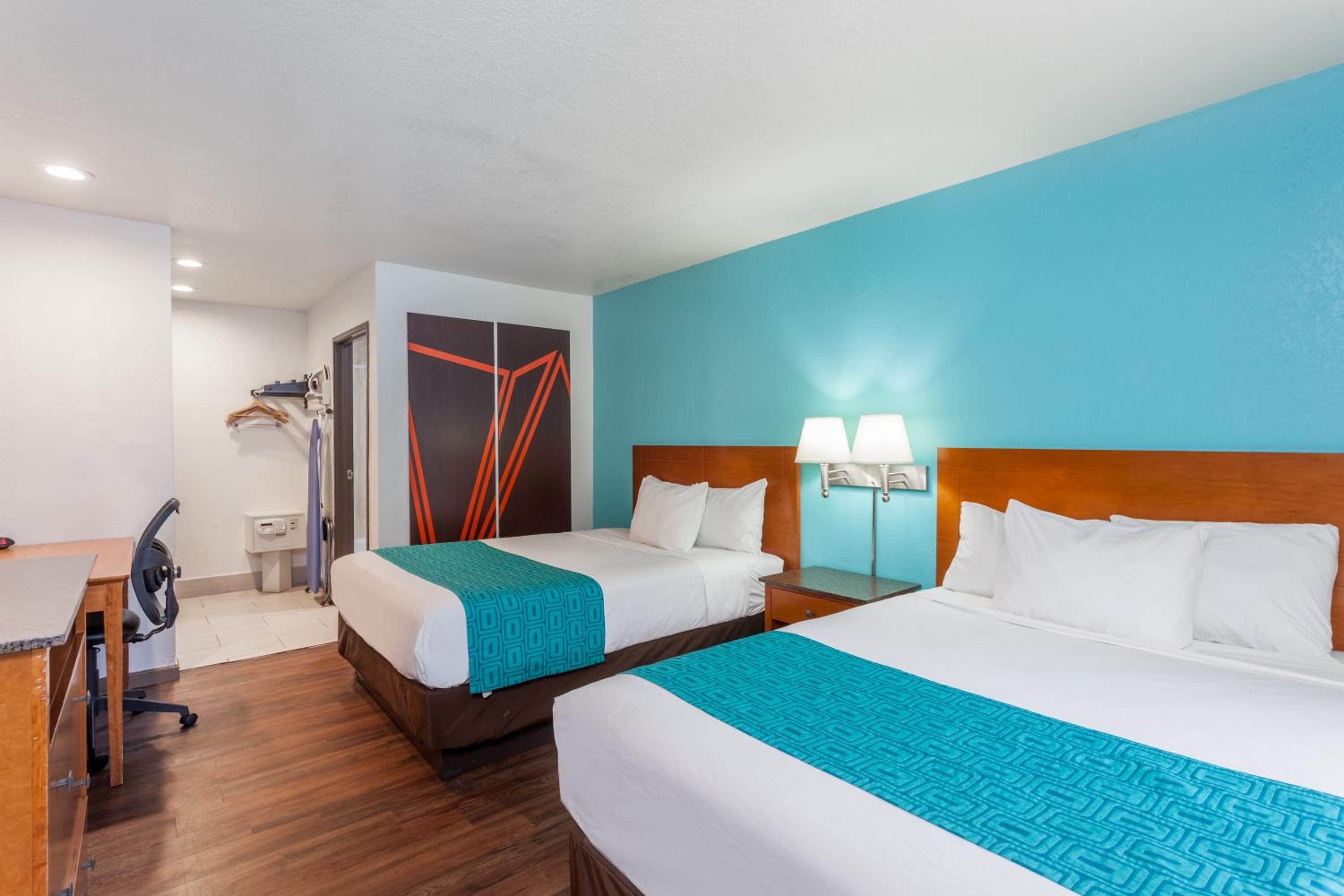 Queen Room with Two Queen Beds - Non-Smoking - Photo 1