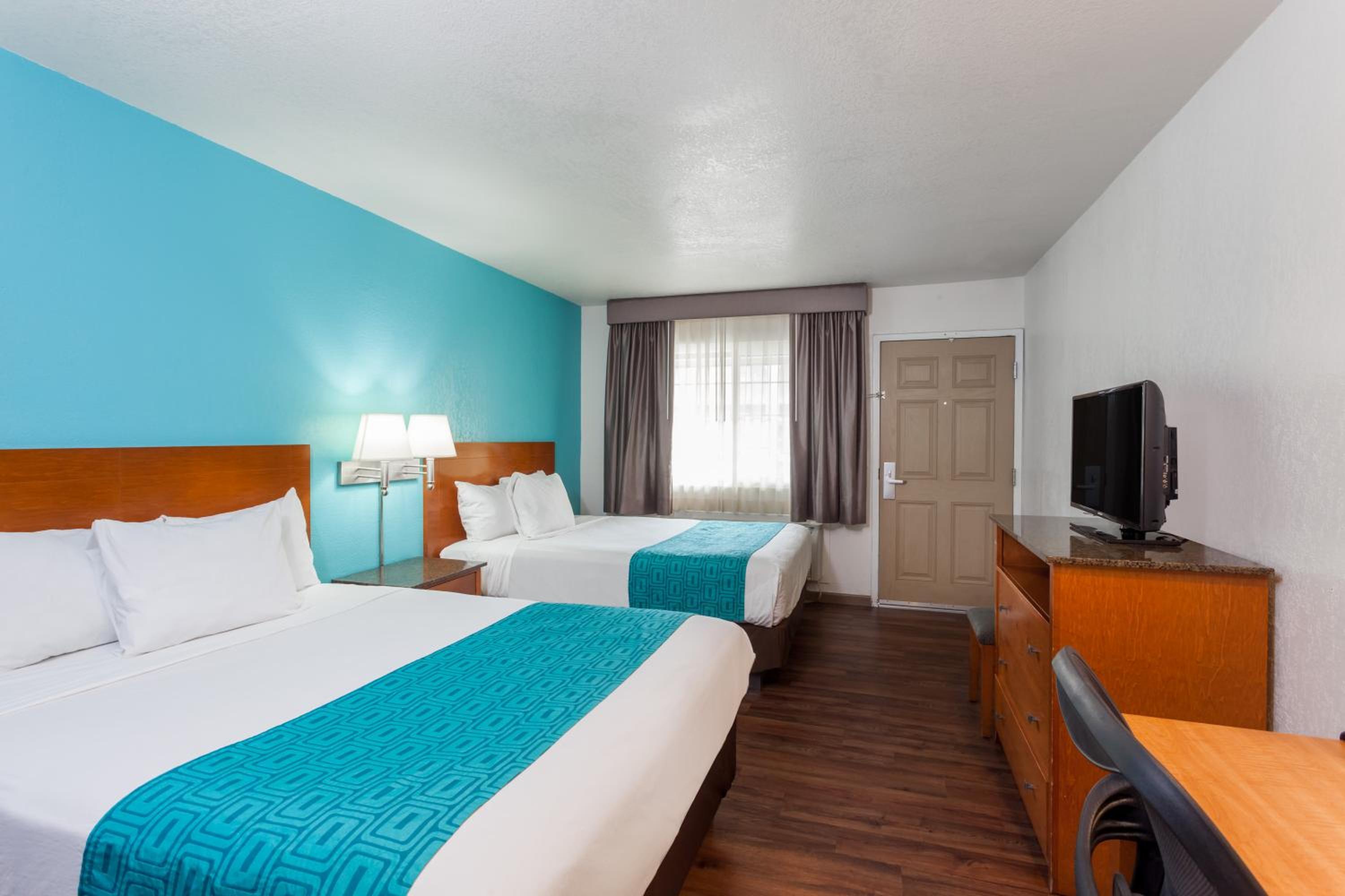 Queen Room with Two Queen Beds - Non-Smoking - Photo 2