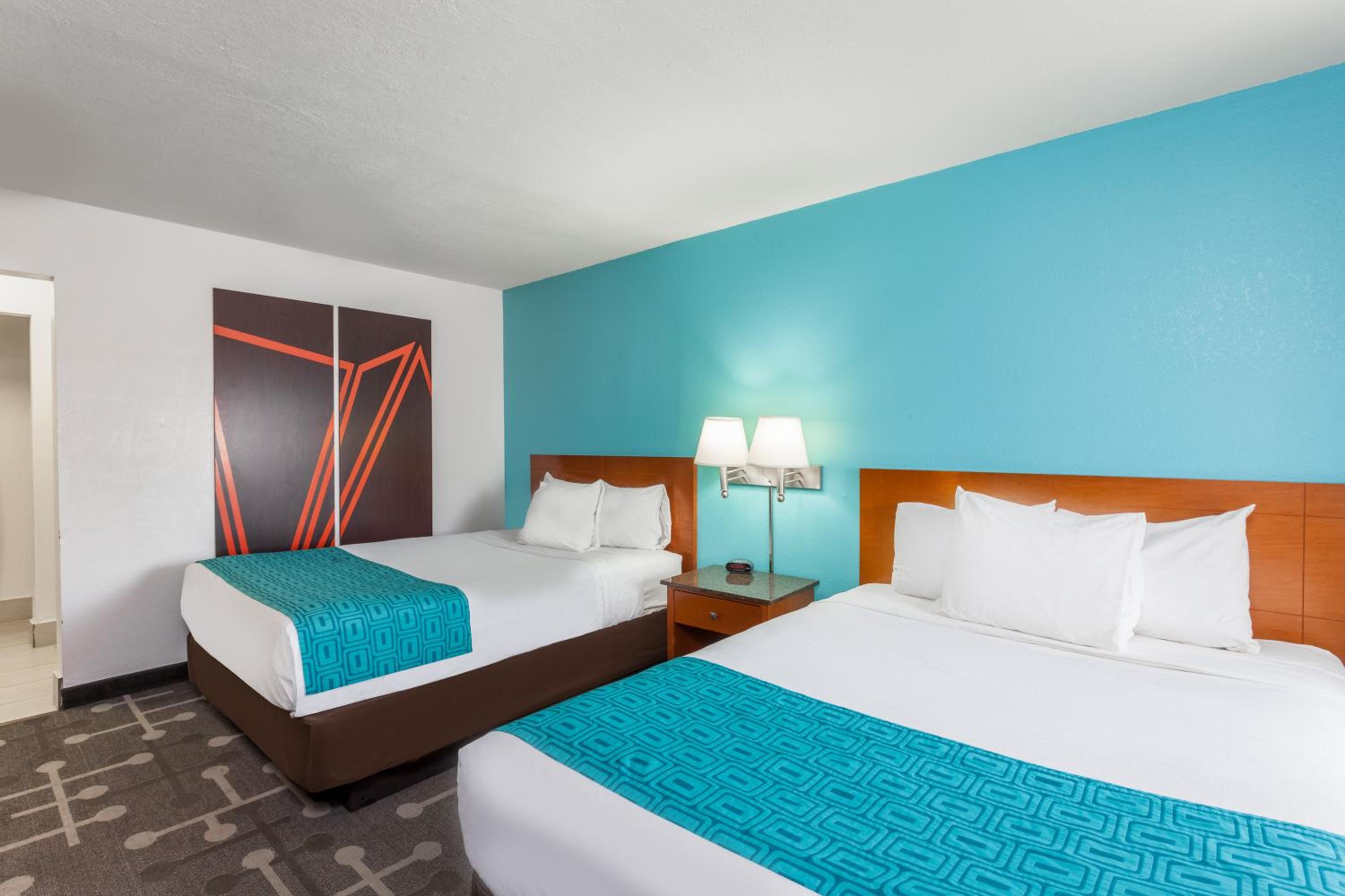 Queen Room with Two Queen Beds - Non-Smoking - Photo 3