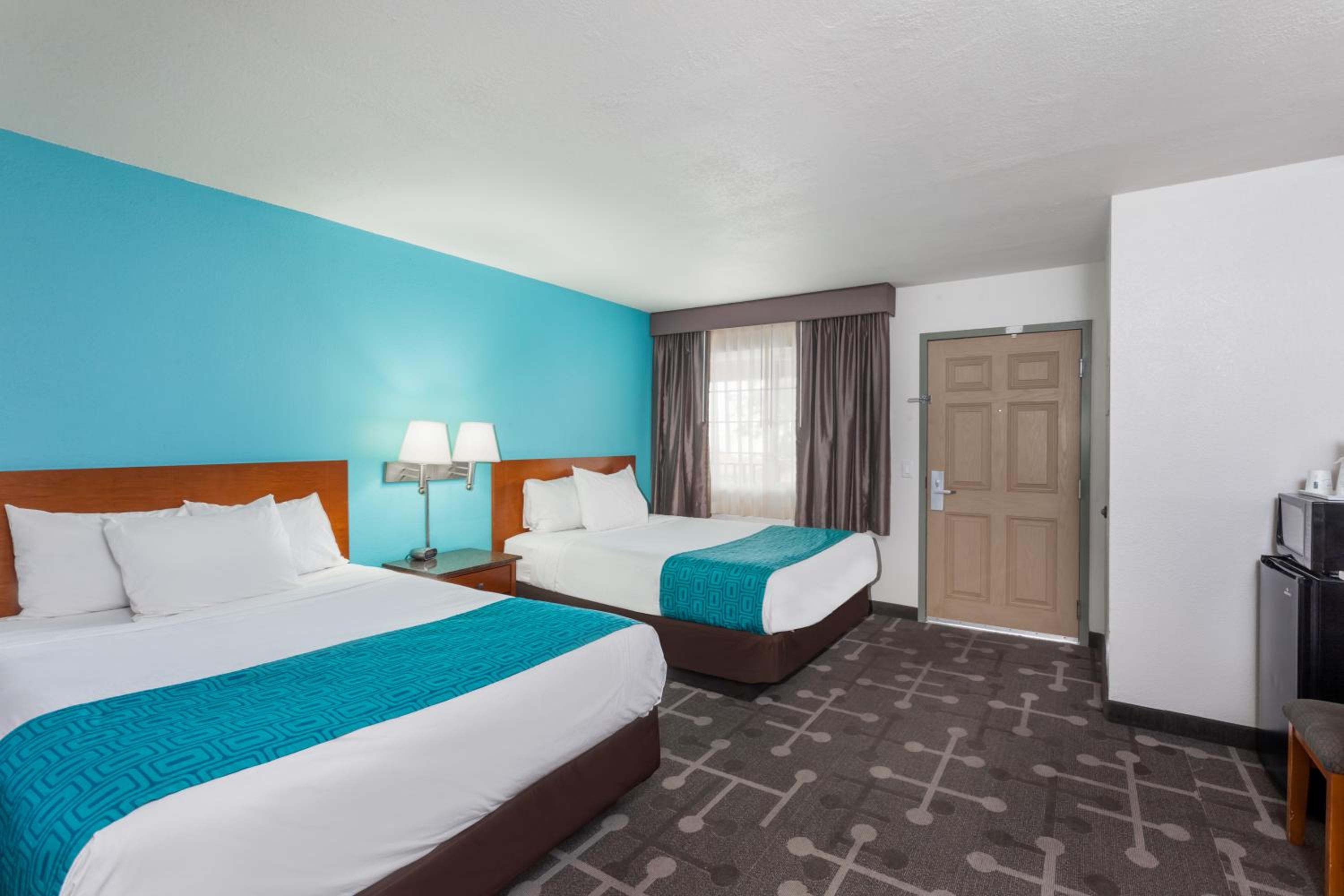 Queen Room with Two Queen Beds - Non-Smoking - Photo 5