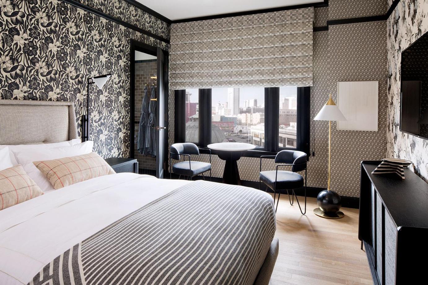 Deluxe Queen, Guest room, 1 Queen, City view - Photo 1