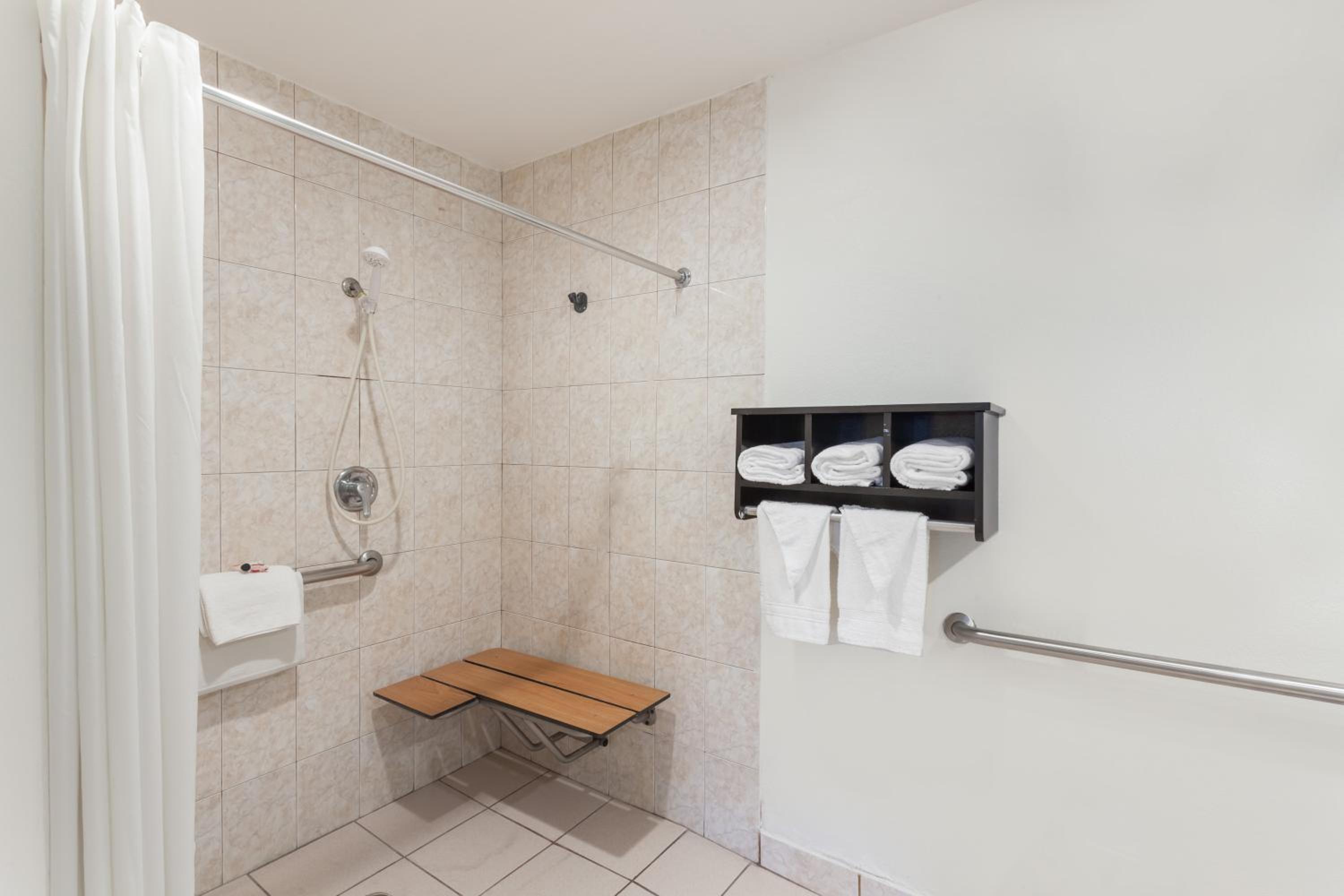 King Room with - Mobility/Hearing Impaired Access - Non-Smoking - Photo 4