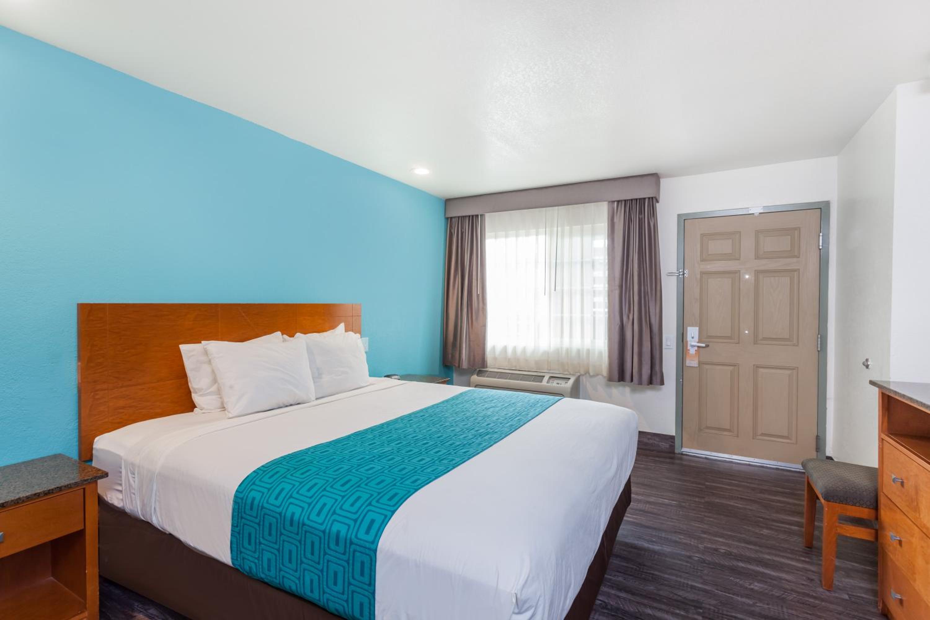 King Room with - Mobility/Hearing Impaired Access - Non-Smoking - Photo 3
