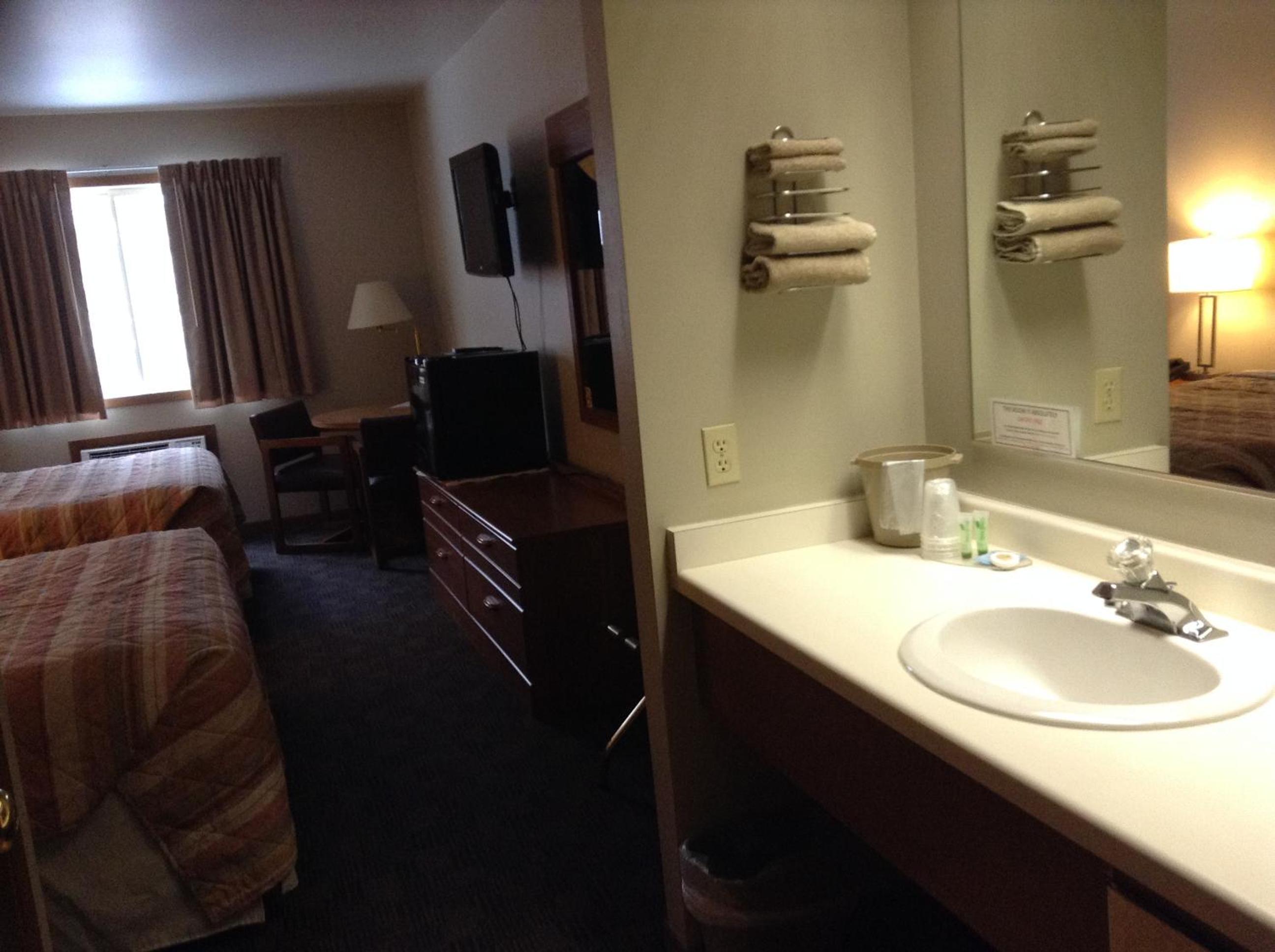 Queen Room with Two Queen Beds photo 3