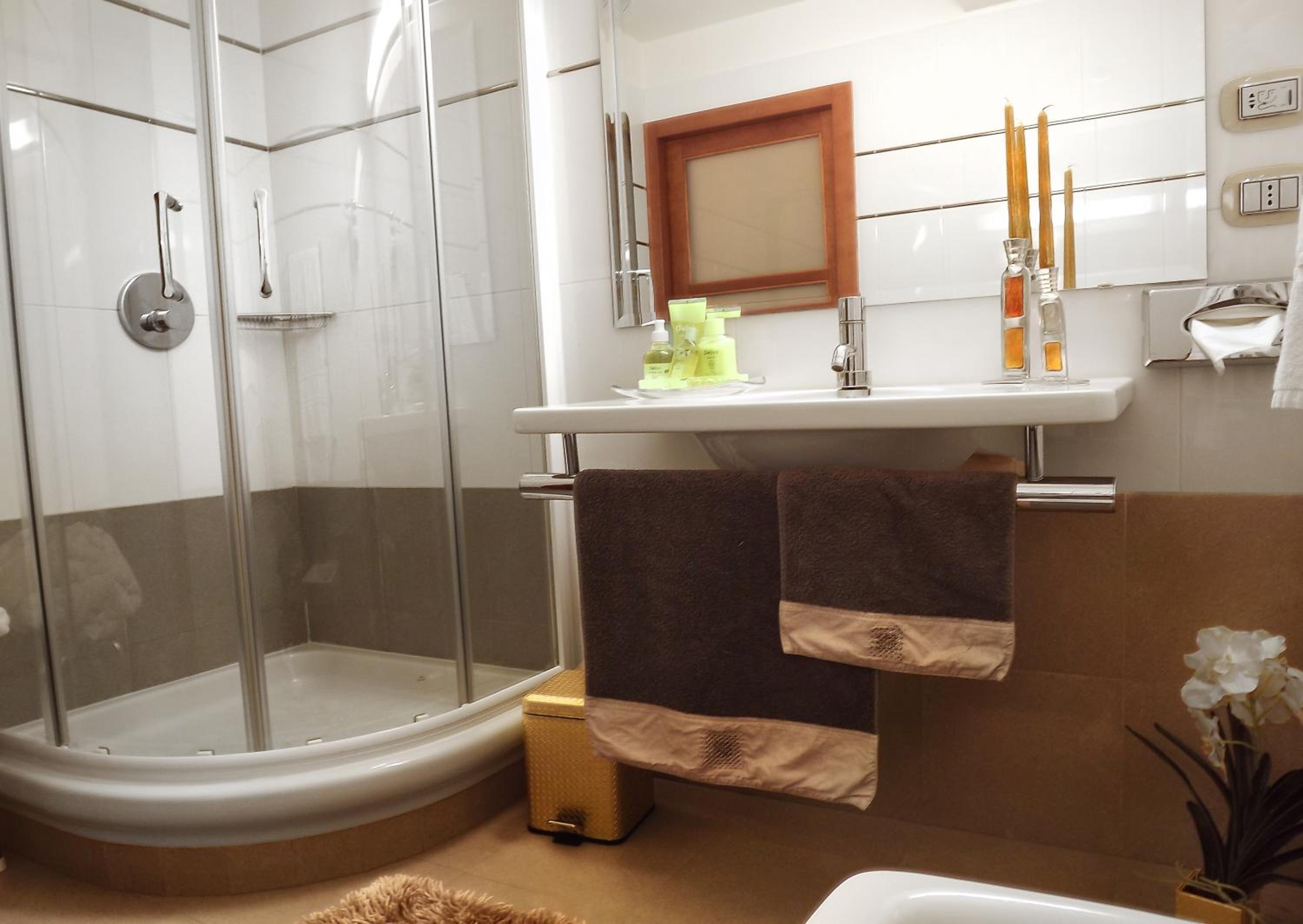 Classic Double or Twin Room - Photo 10