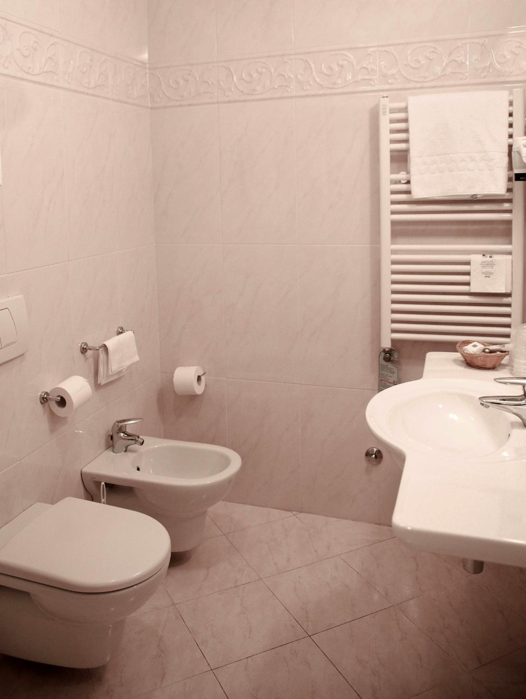 Basic Double or Twin Room - Photo 4