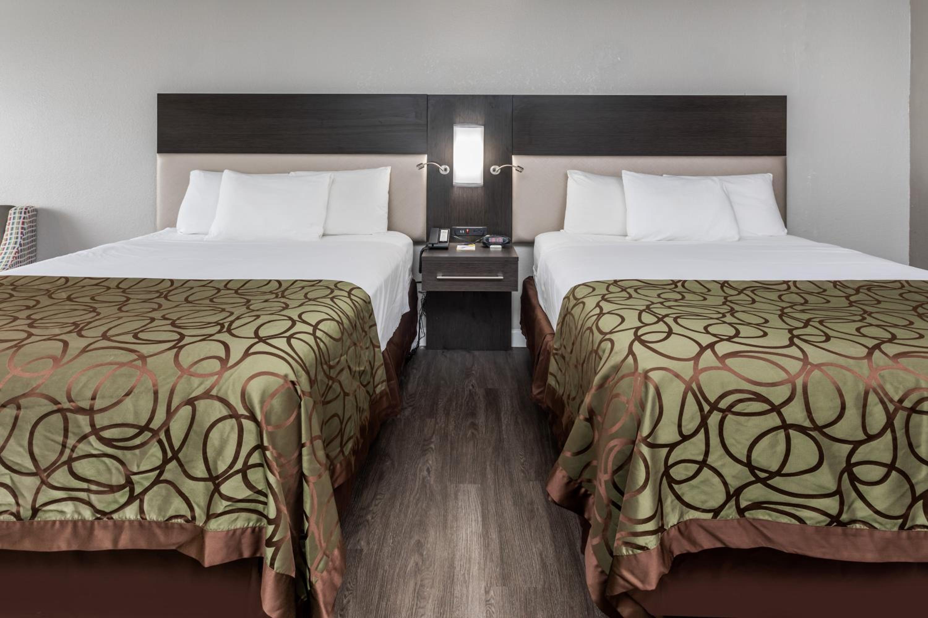 Queen Room with Two Queen Beds - Smoking - Photo 4