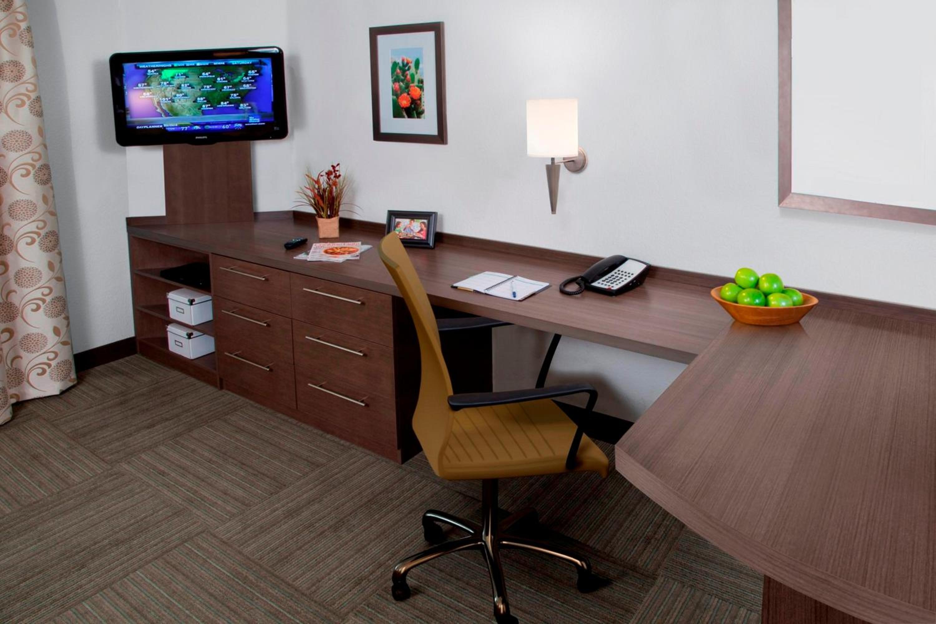 Queen Studio Suite - Hearing Accessible/Disability Access photo 3