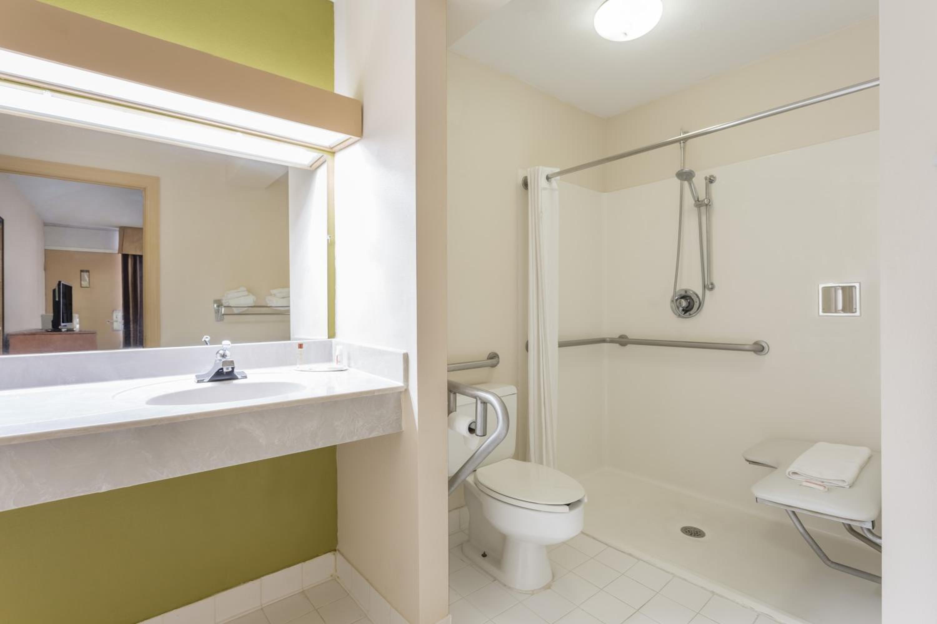 Room With Two Double Beds - Mobility Access/Non-Smoking - Photo 8