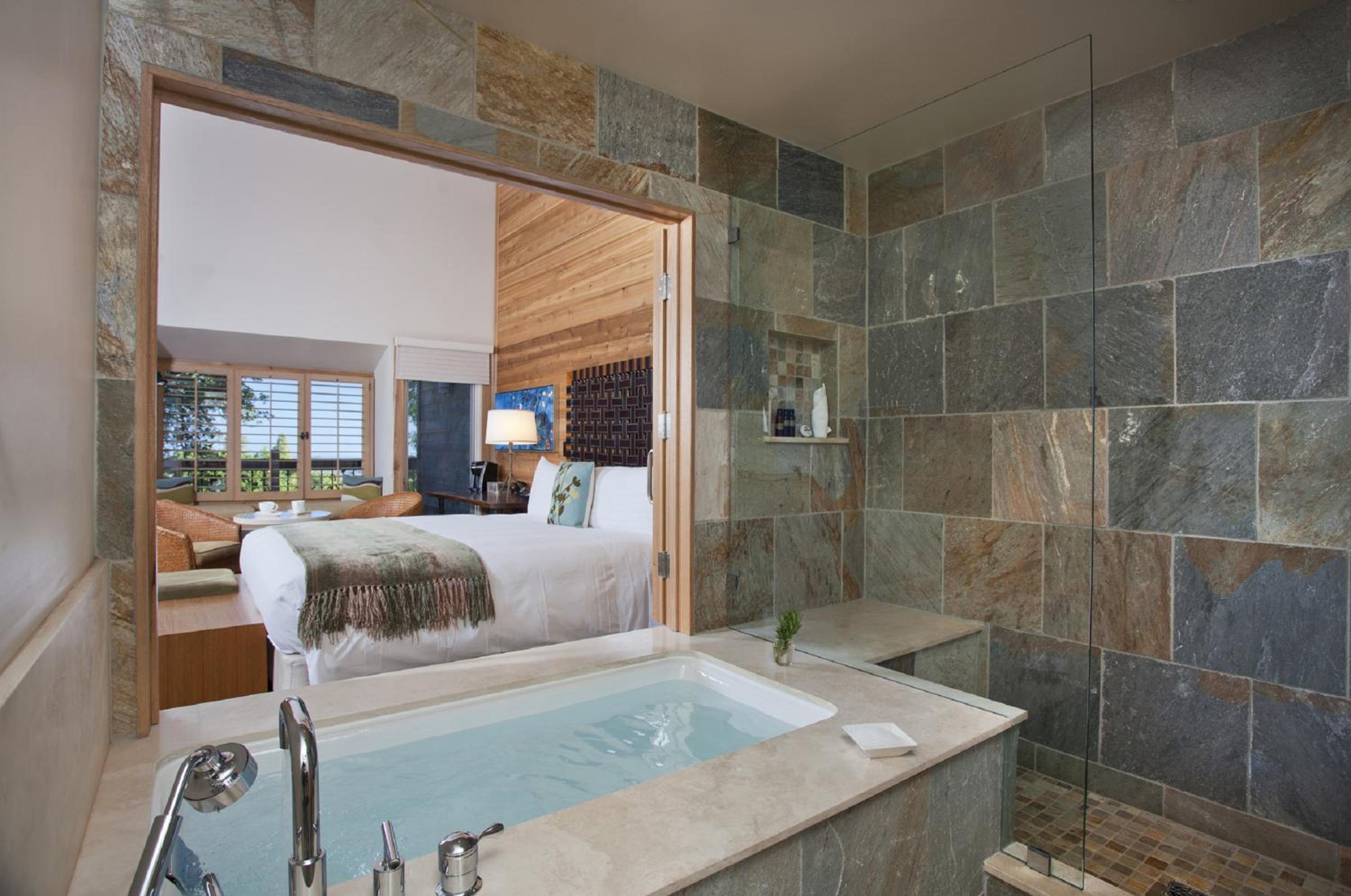 King Room with Fireplace - Photo 7