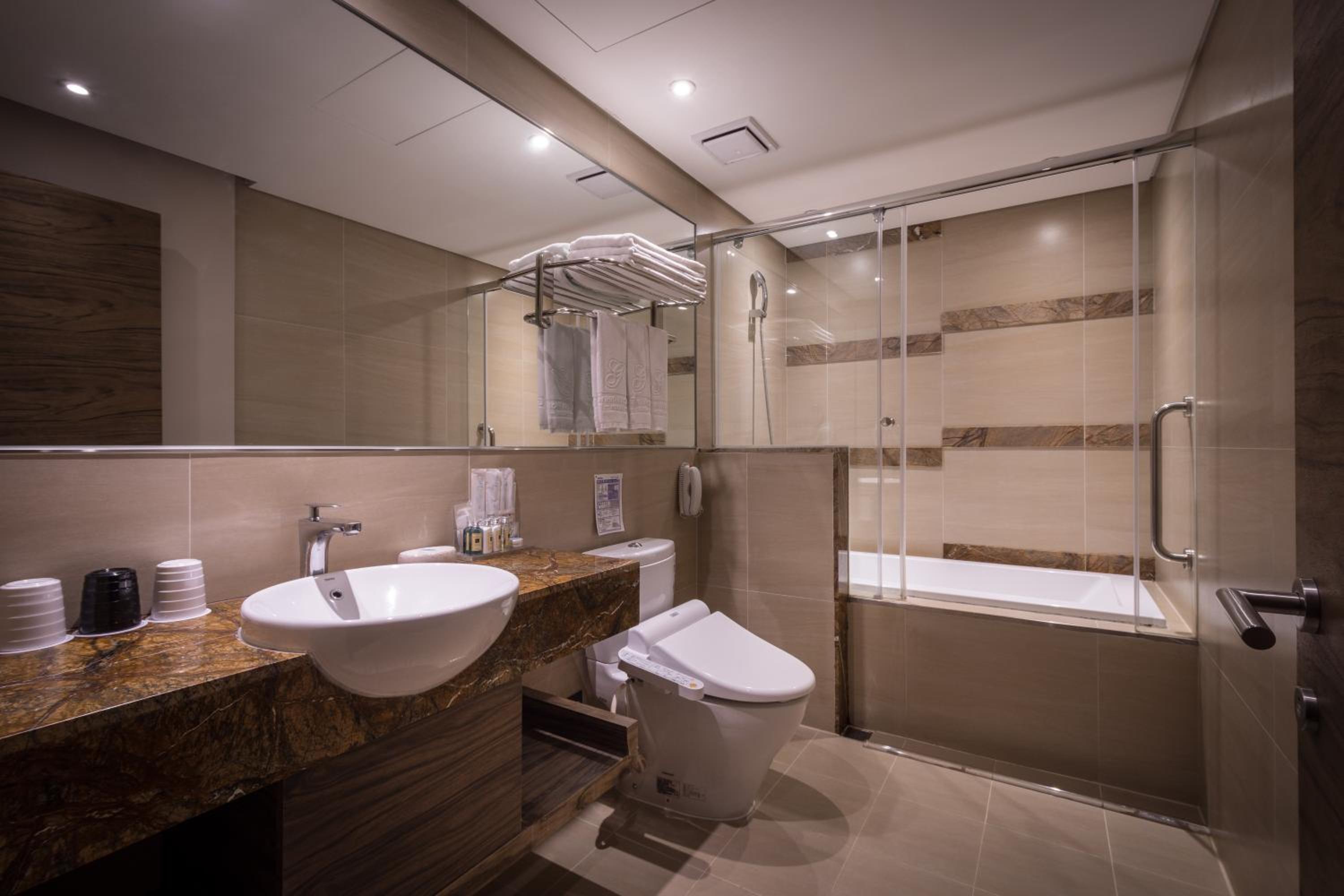 Deluxe Triple Room (No Window) photo 2