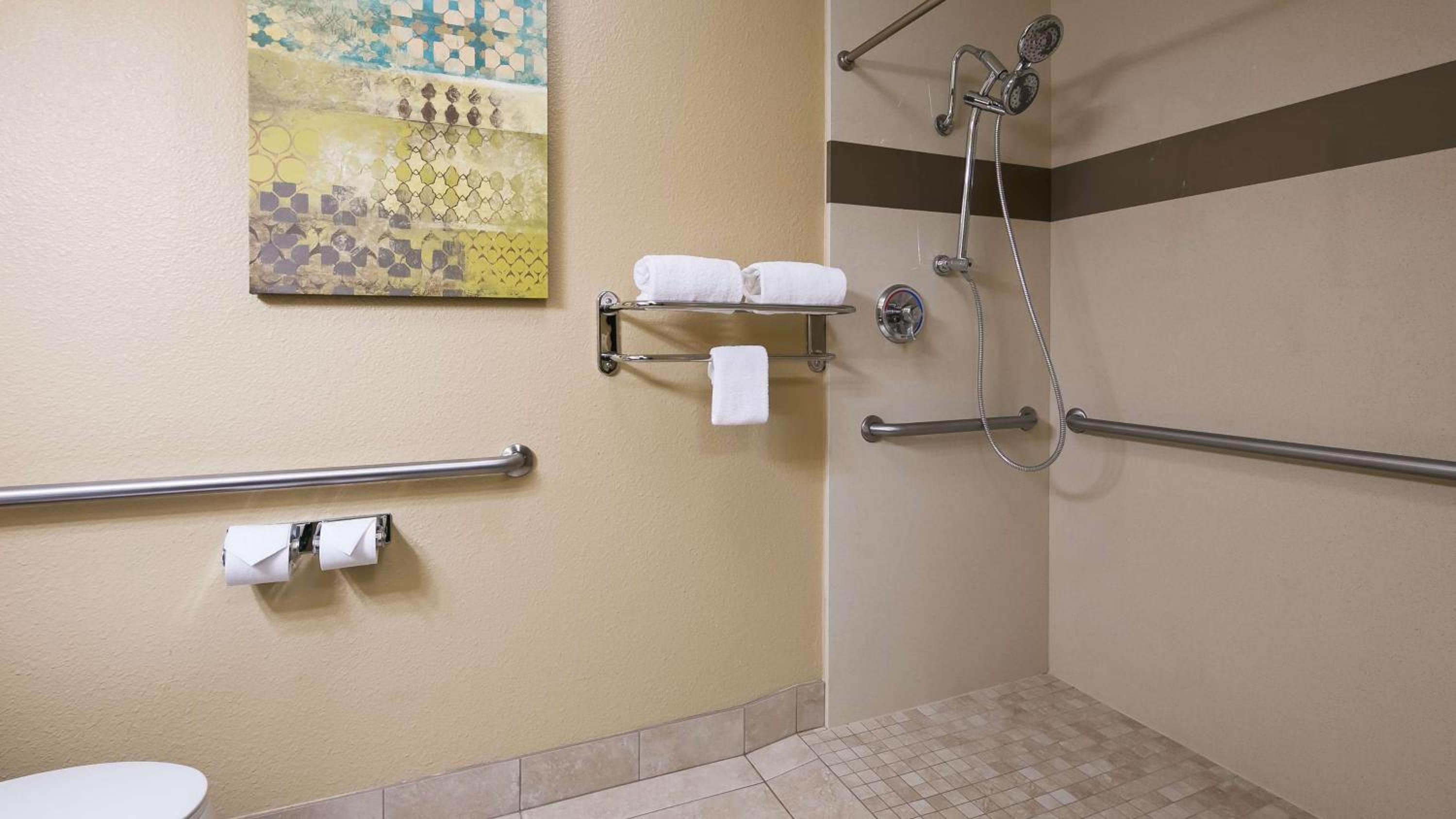 Queen Room with Roll-In Shower - Mobility Accessible/Non-Smoking - Photo 5