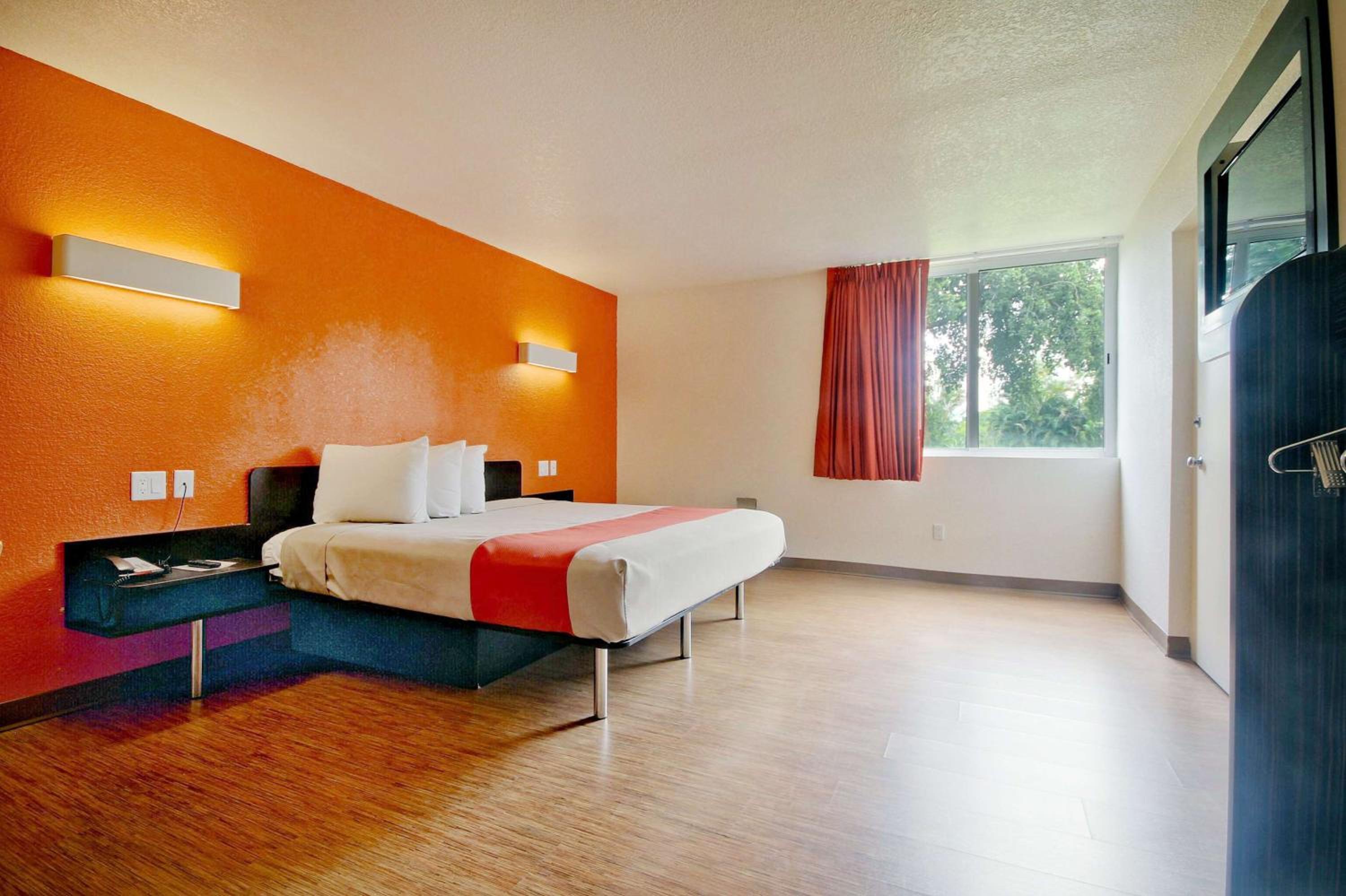 King Room - Non-Smoking - Photo 2