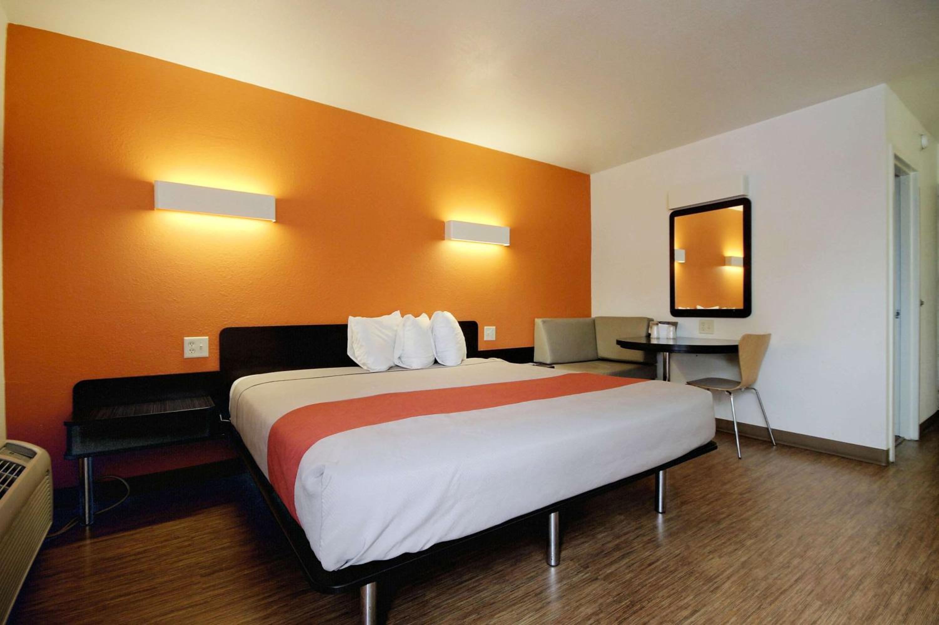 King Room - Non-Smoking - Photo 1