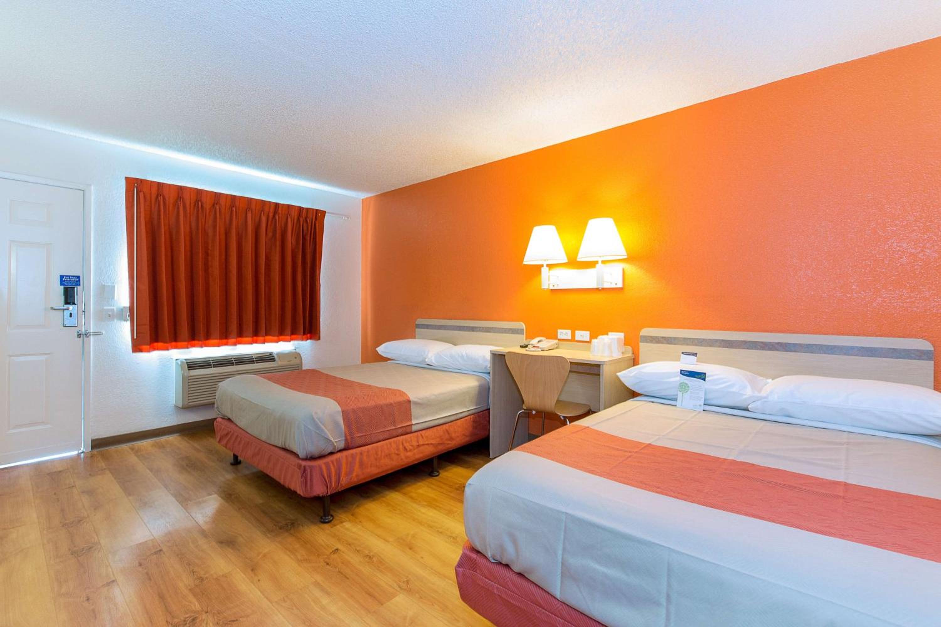 1 Queen Bed | Micfridge