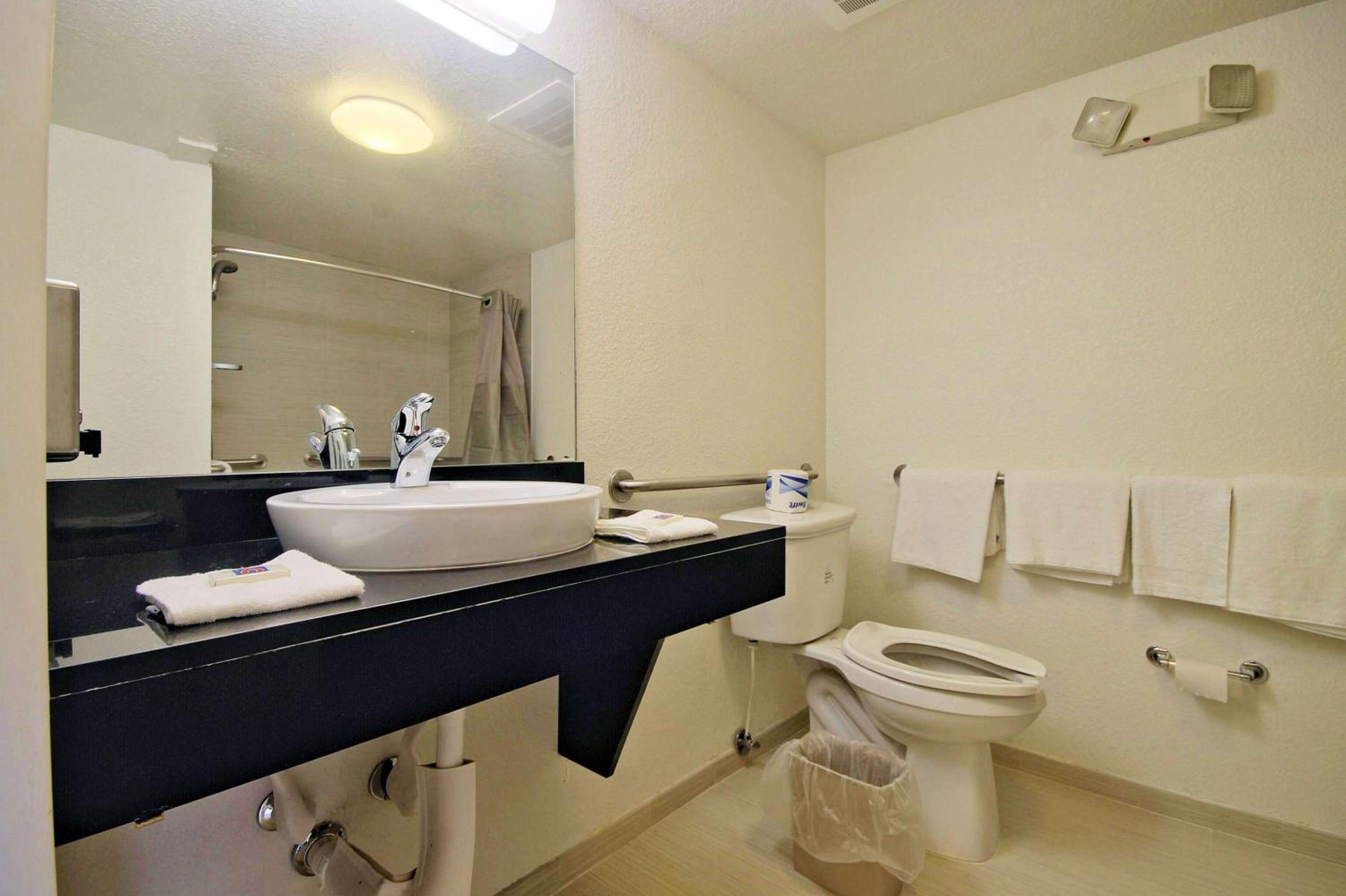 King Room with Roll-in Shower - Disability Access - Non-Smoking - Photo 3