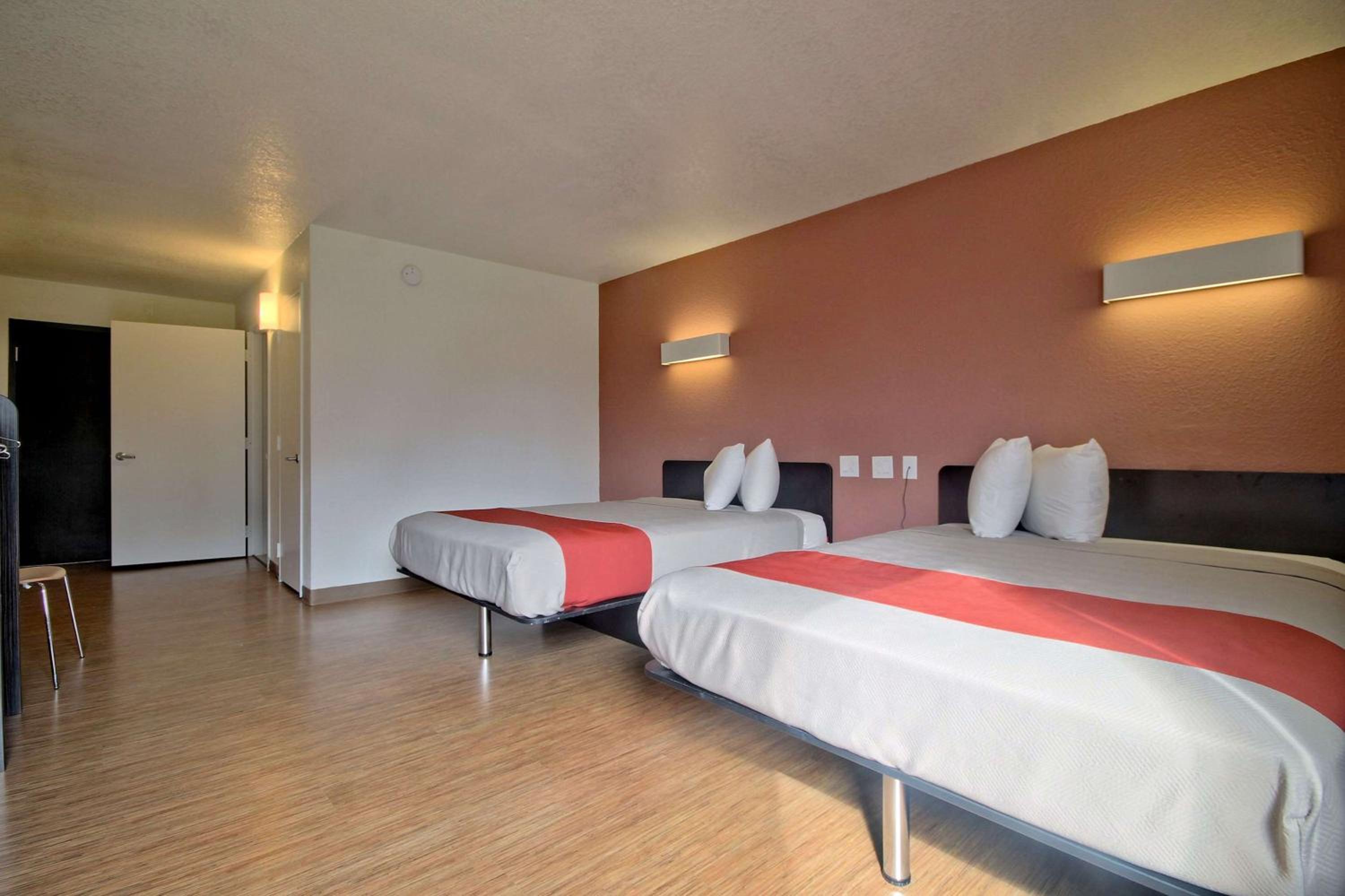 Queen Room with Two Queen Beds - Non-Smoking - Photo 3