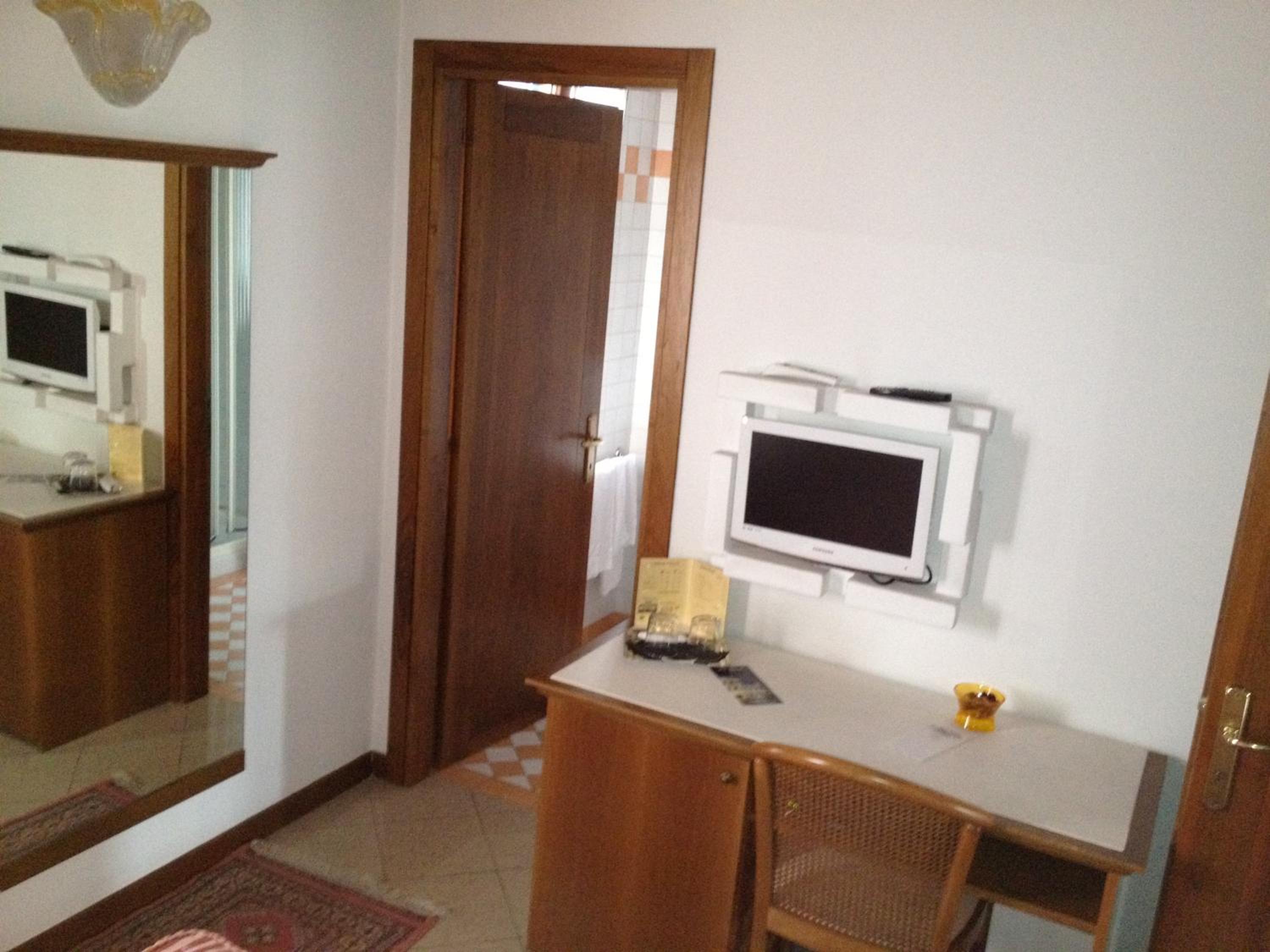 Economy Double Room photo 3