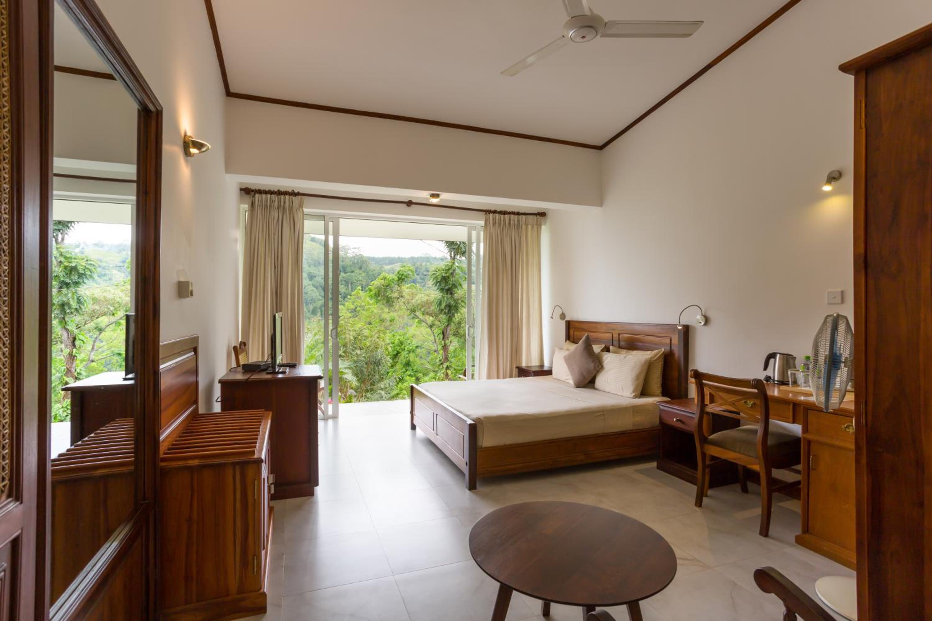 Deluxe Double Room with Ella Rock and Ella Gap View
