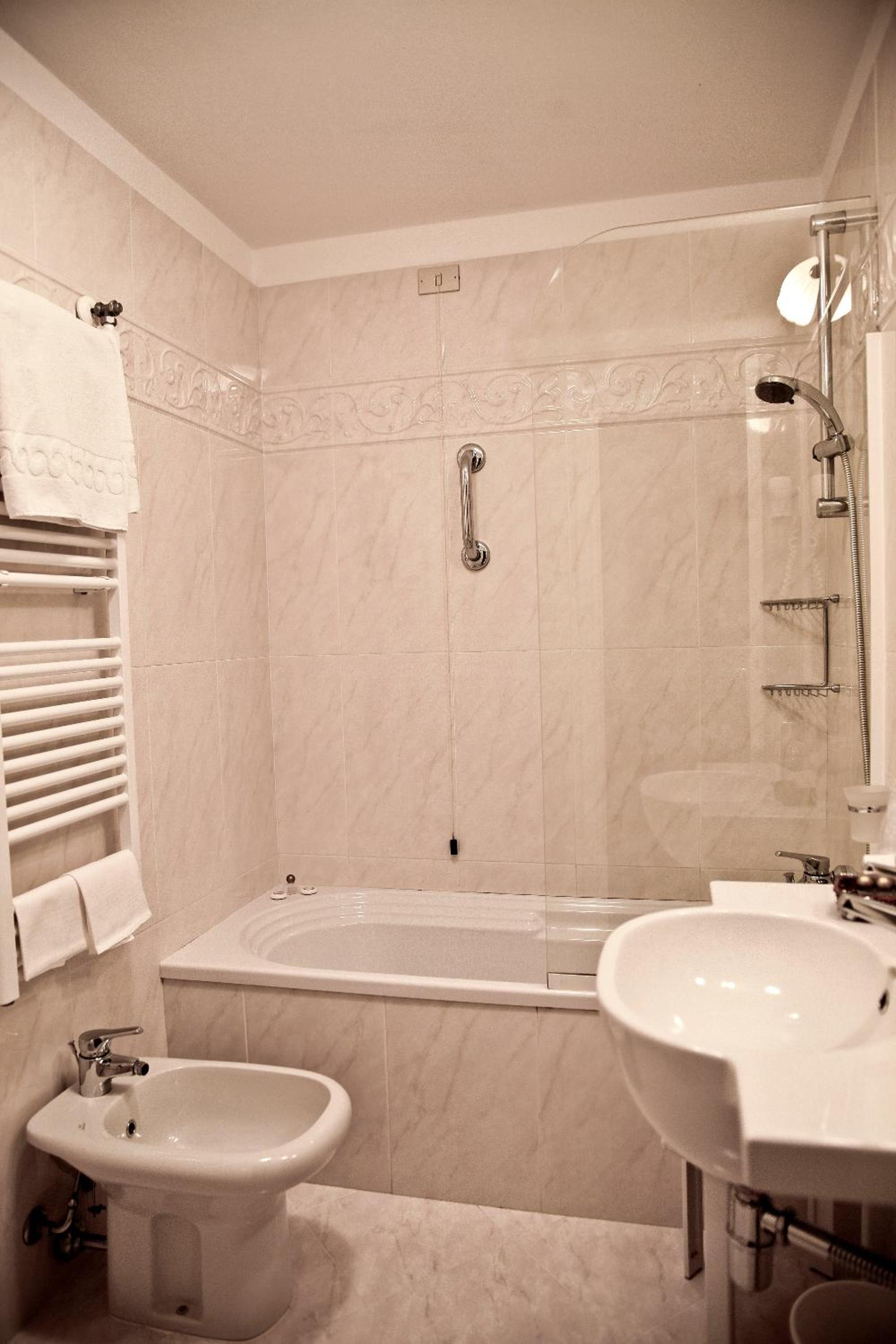 Basic Double or Twin Room - Photo 3