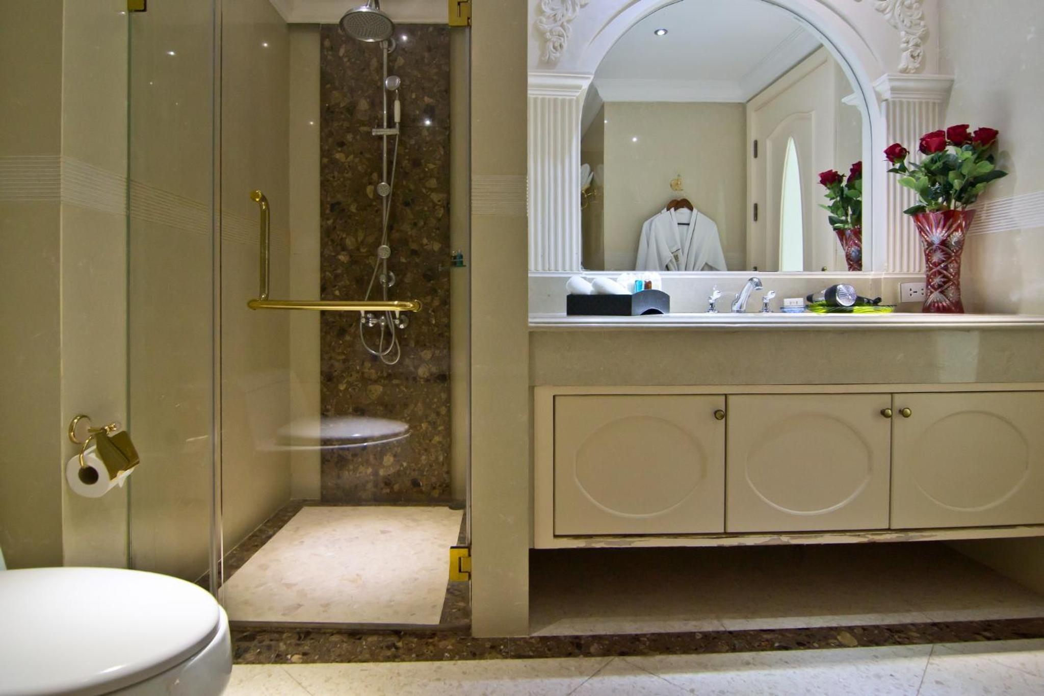 Deluxe Room with Pool View - Photo 10