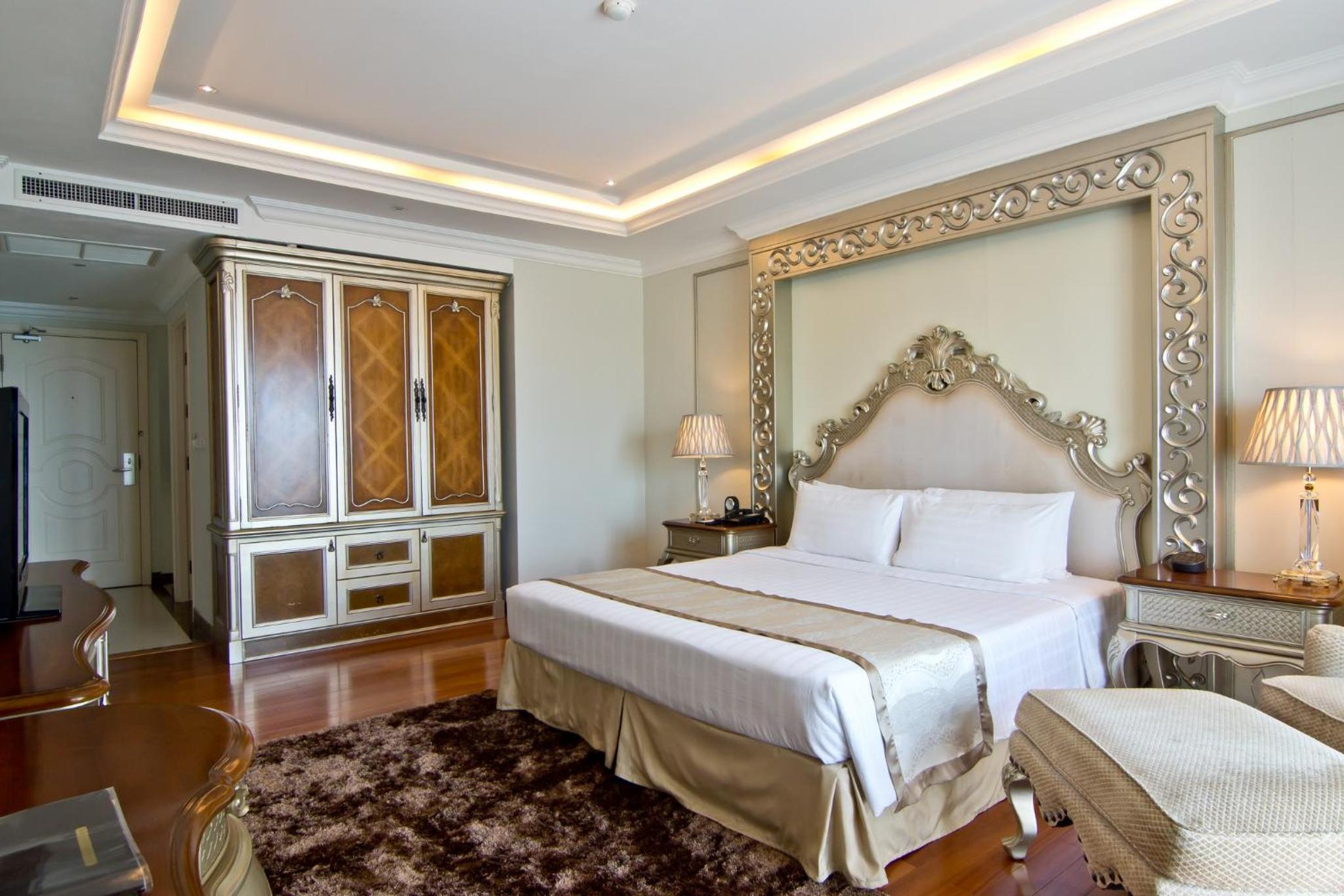 Deluxe Room with Pool View - Photo 7