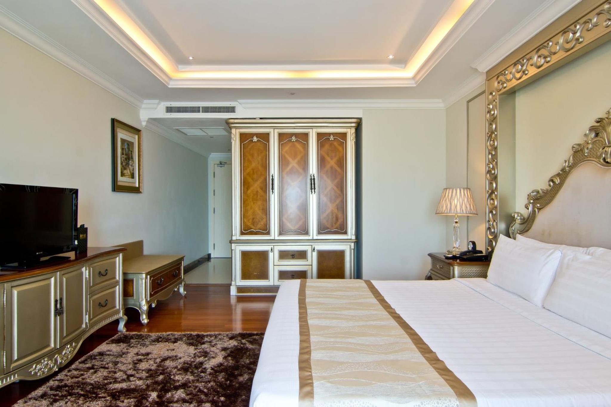 Deluxe Room with Pool View - Photo 8
