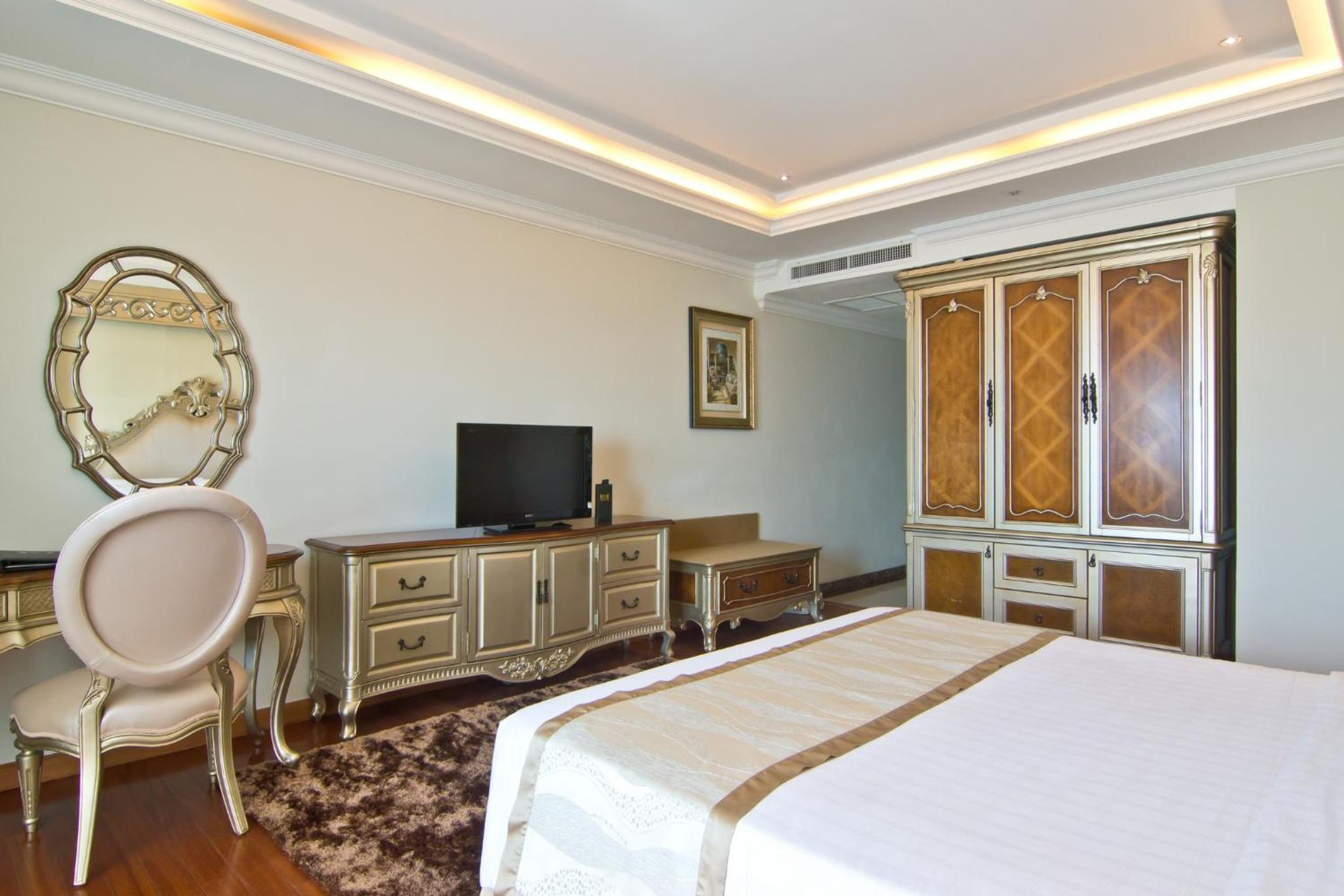 Deluxe Room with Pool View - Photo 9