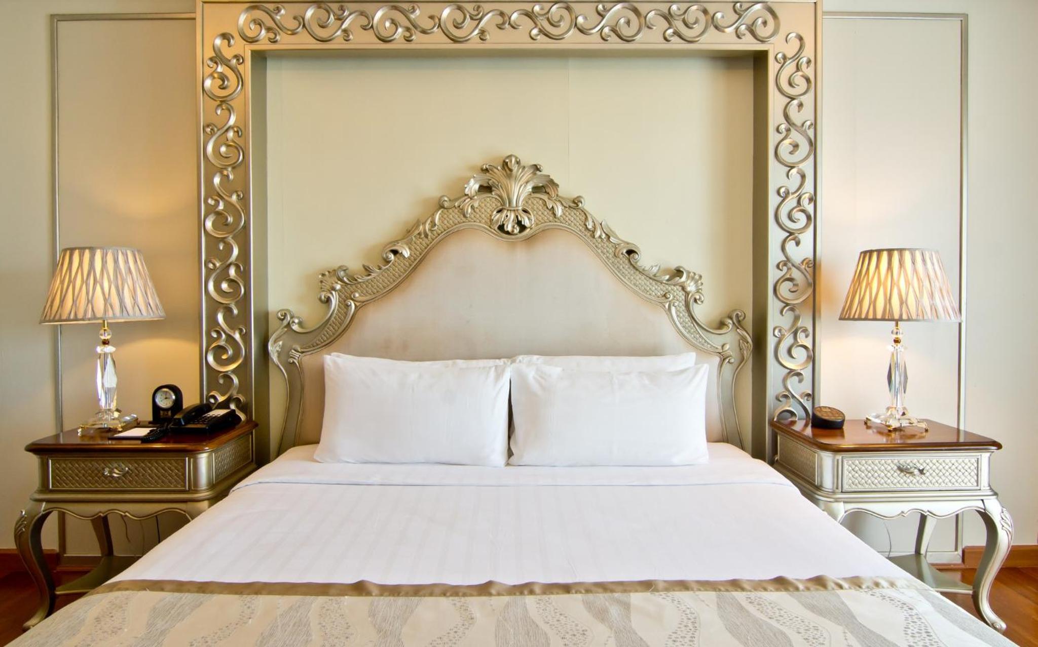 Deluxe Room with Pool View - Photo 14