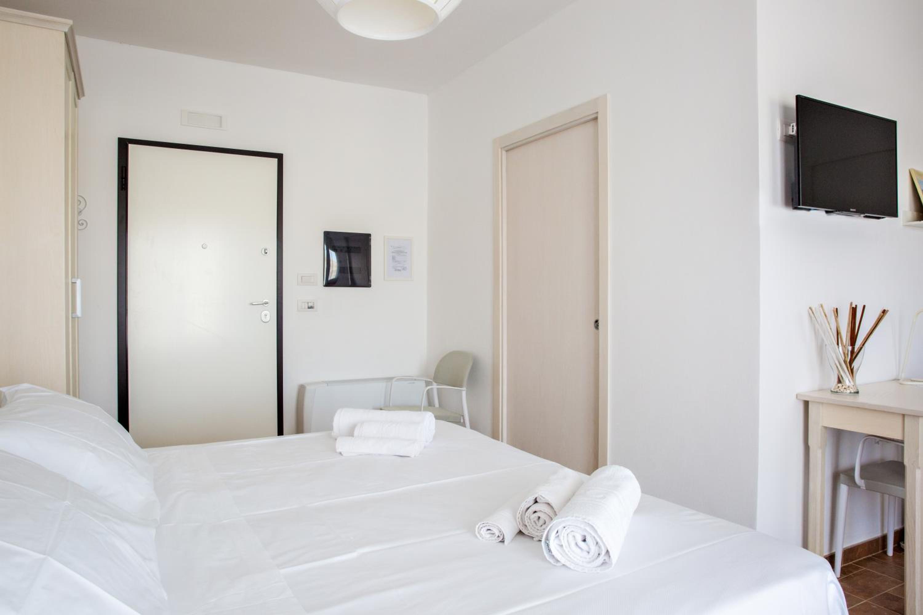 Family Room with Private Bathroom - Photo 8