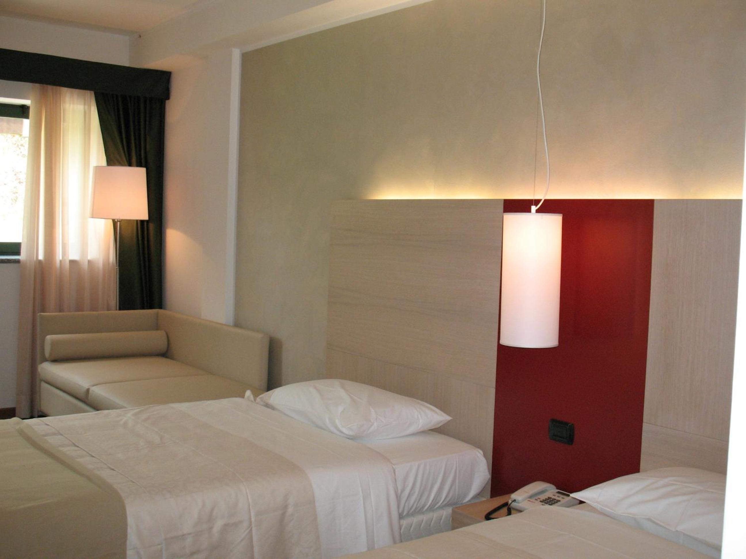 Twin Room with Extra Bed - Photo 1