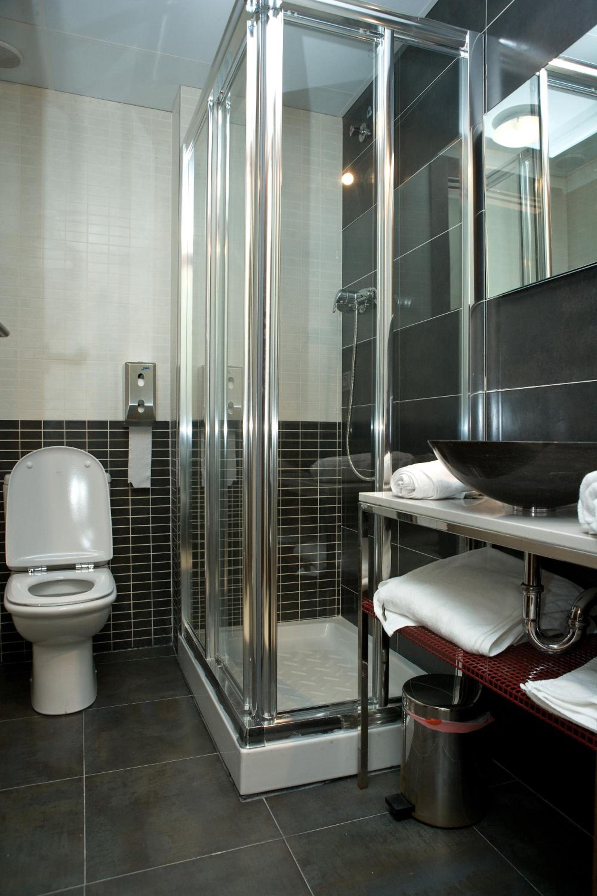 Double or Twin Room - Photo 8