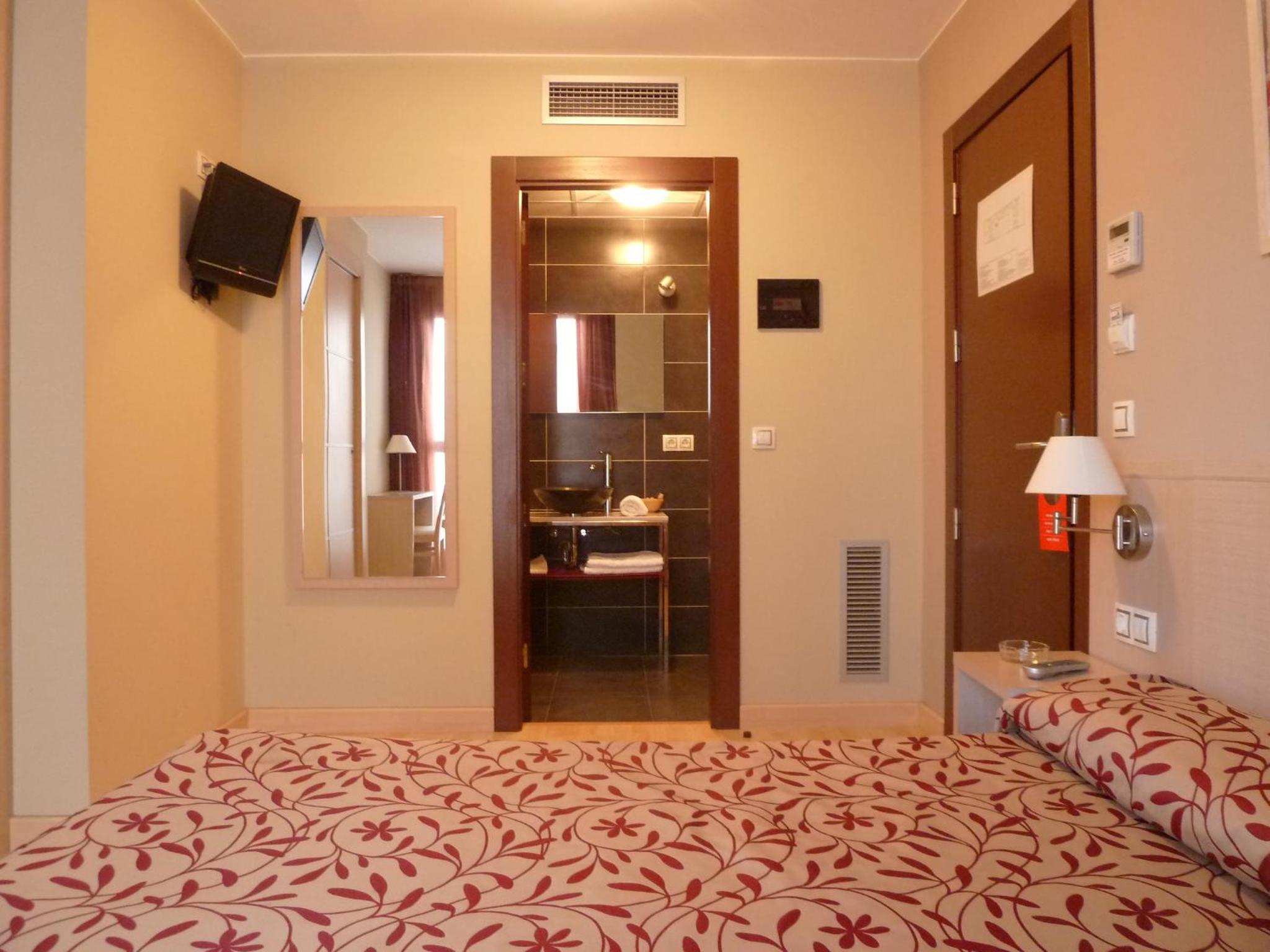 Double or Twin Room - Photo 12
